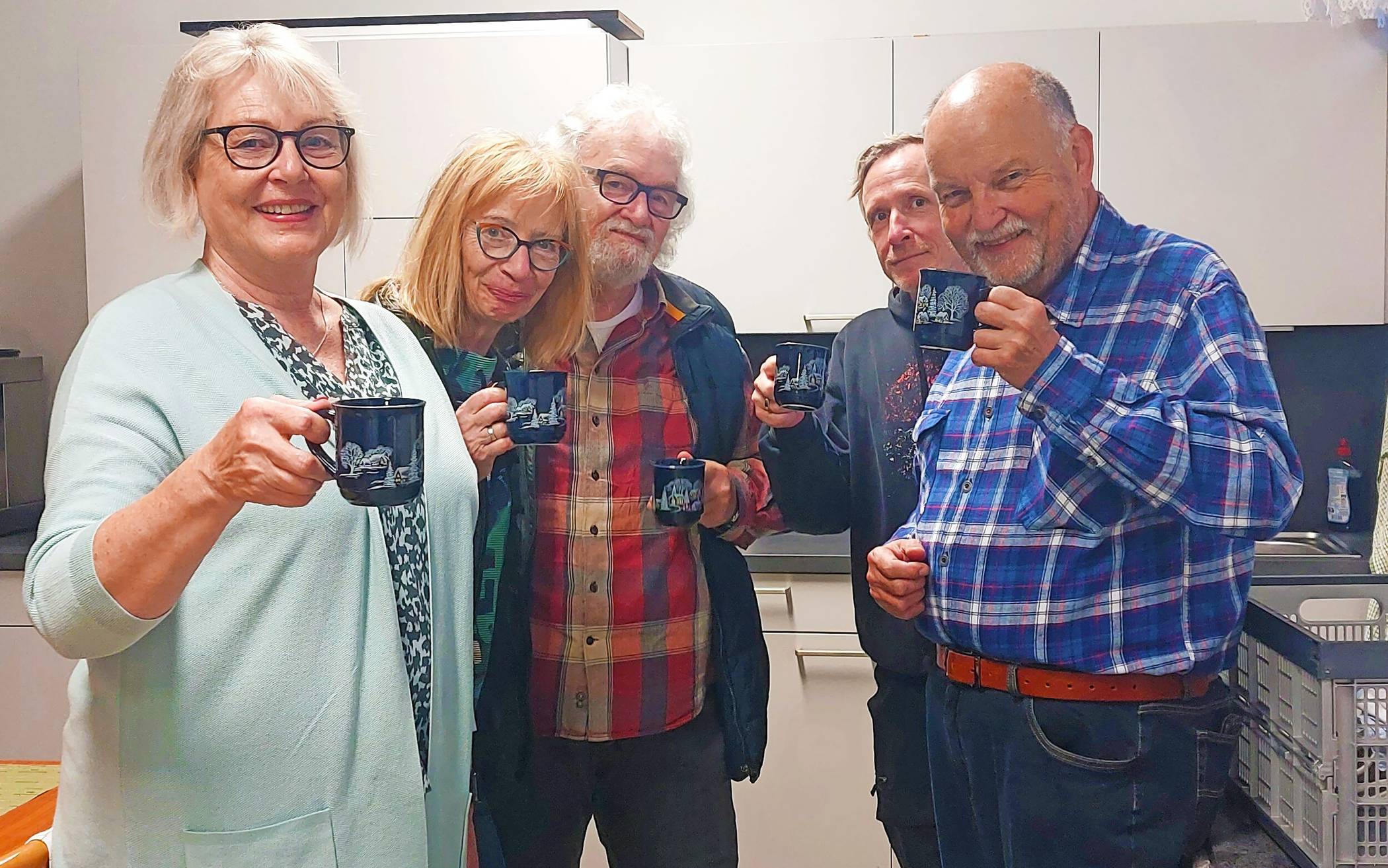  Glühwein-Test im Selbstversuch: Im Bild ist zu sehen von links nach rechts: Cordula Kronenberg (zweite Vorsitzende), Agnes und Wolfgang Kellner (Stellvertreterin und erster Schriftführer), Tim Altrogge (Pressesprecher) und Hans Götz (Schatzmeister). 