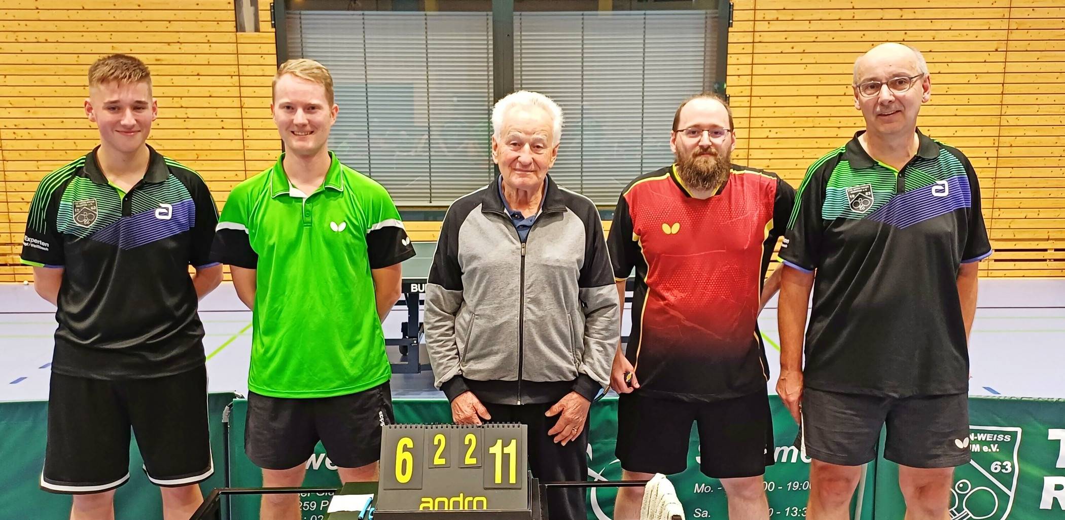 Die Ehrung im Doppel (von links): Dennis Schwarz, Jonas Odenthal (beide zweiter Platz), Schiedsrichter Helmut Krause und das Siegerdoppel Robin Königstein mit Rainer Koltermann.