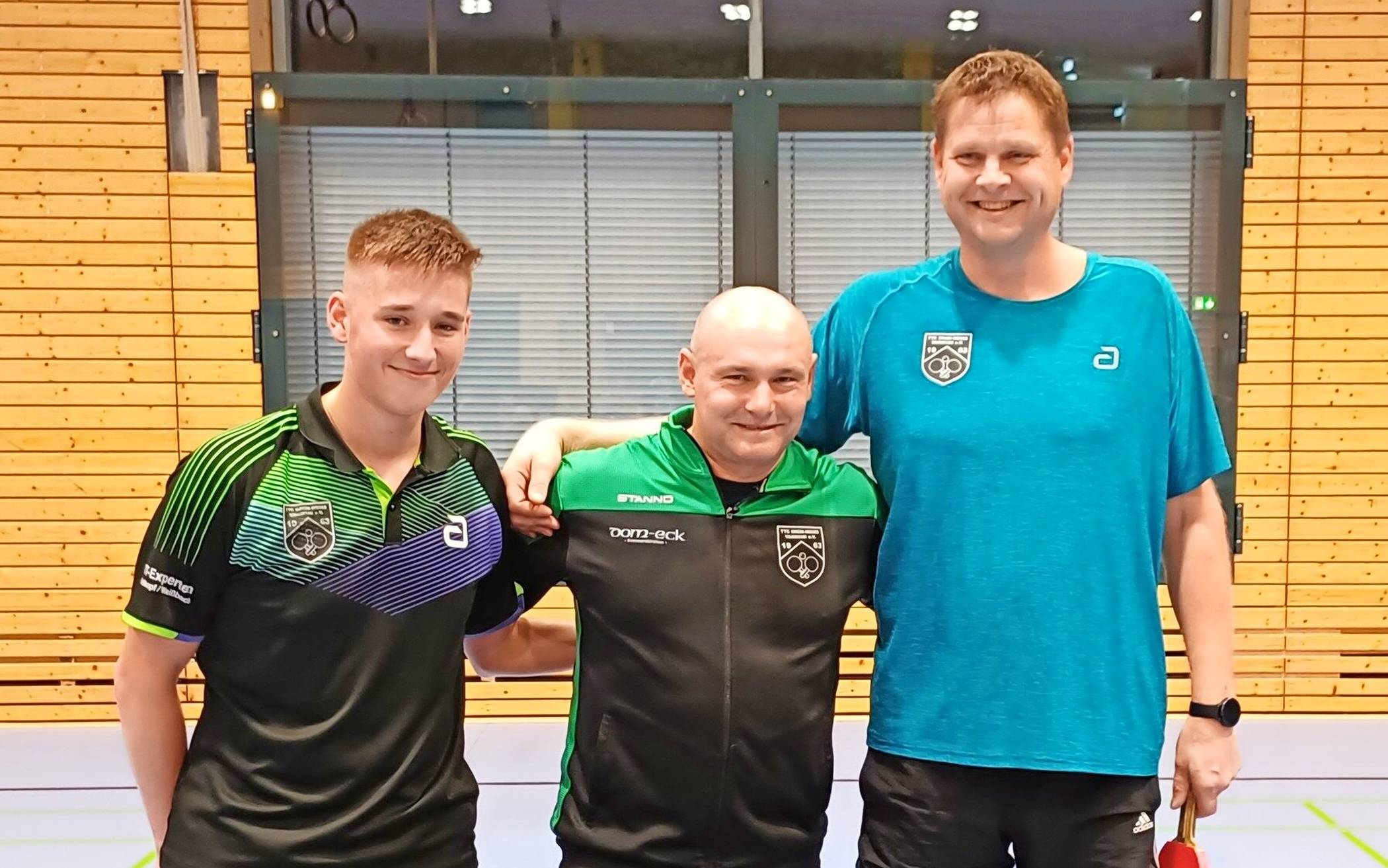  Das Sieger-Bild – von links: Vereinsmeister Dennis Schwarz, Schiedsrichter Rafael Dworczek und Jörg Jacobs. 