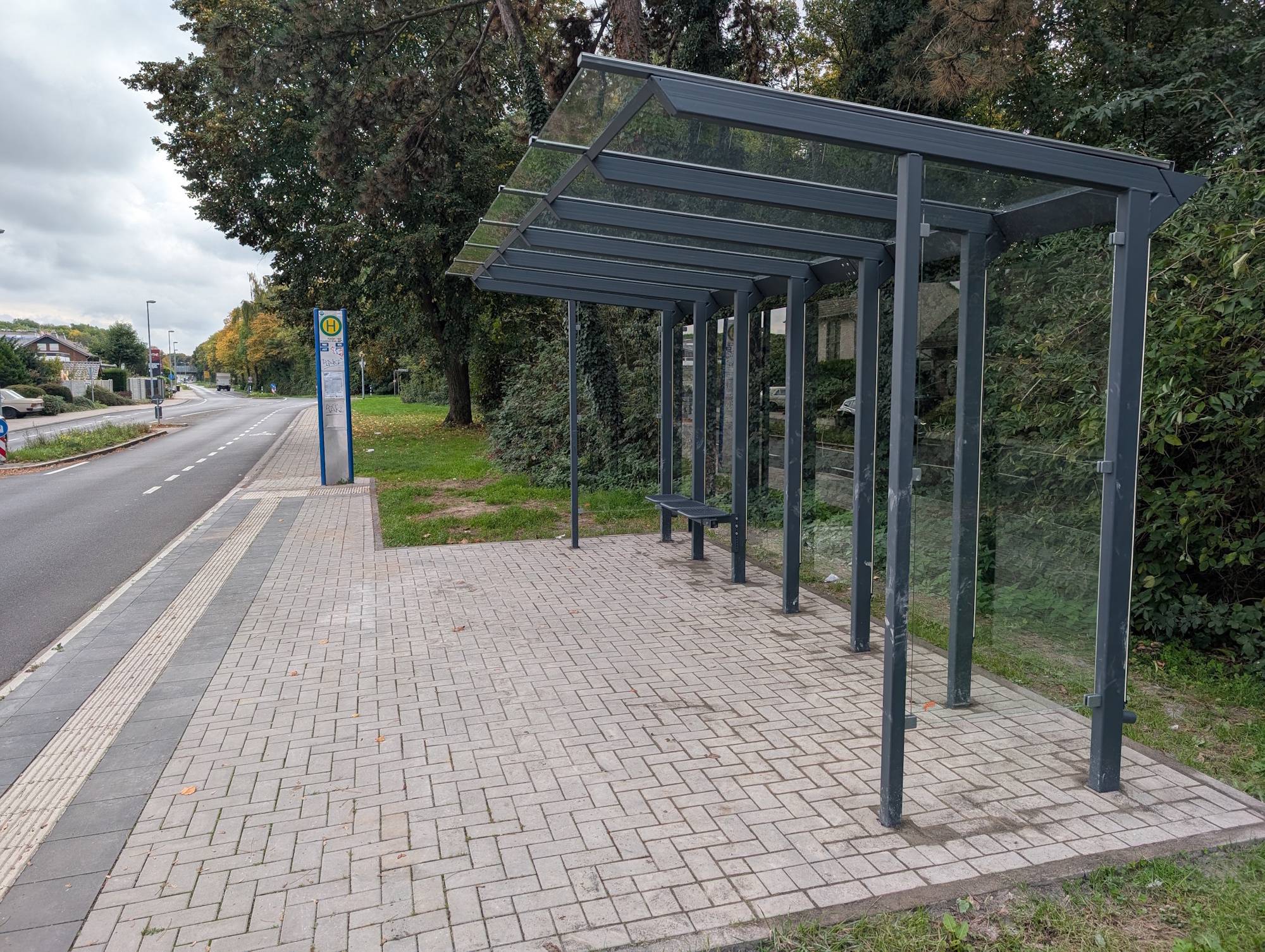 : Pünktlich zur kalten Jahreszeit erhalten die barrierefreien Bushaltestellen – wie hier an der Haltestelle „Friedrich-Ebert-Straße“ in Kaster – eine Wartehalle als Schutz vor Wind und Regen.