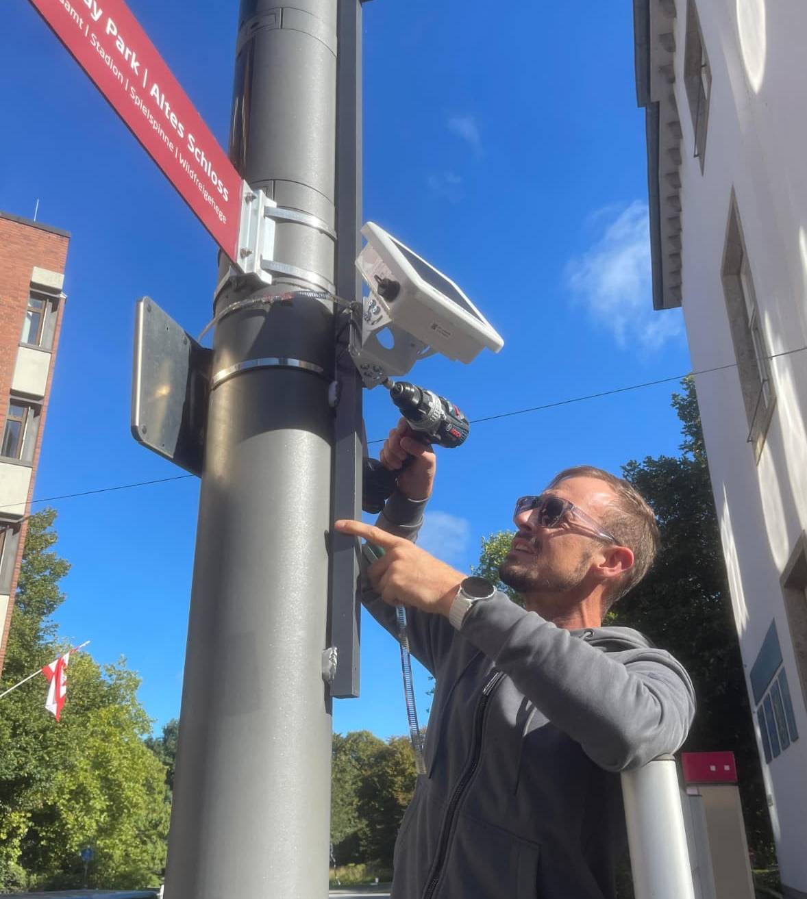  Smart-City-Manager Christian Henicke installiert LoRaWAN- Sensoren. 