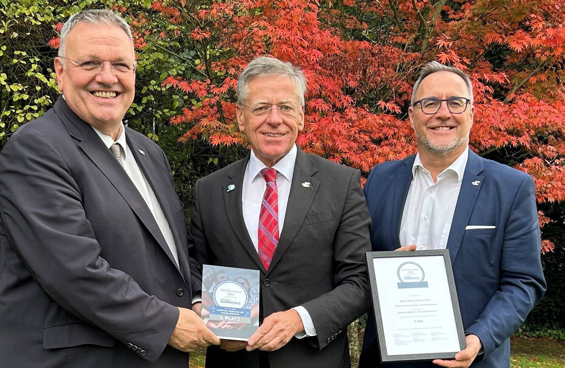 Von rechts: Kreisdezernent Harald Vieten, Landrat Hans-Jürgen Petrauschke und Michael Fielenbach, Leiter des Kataster- und Vermessungsamtes des Rhein-Kreises, freuen sich über den zweiten Platz beim Digital Award.