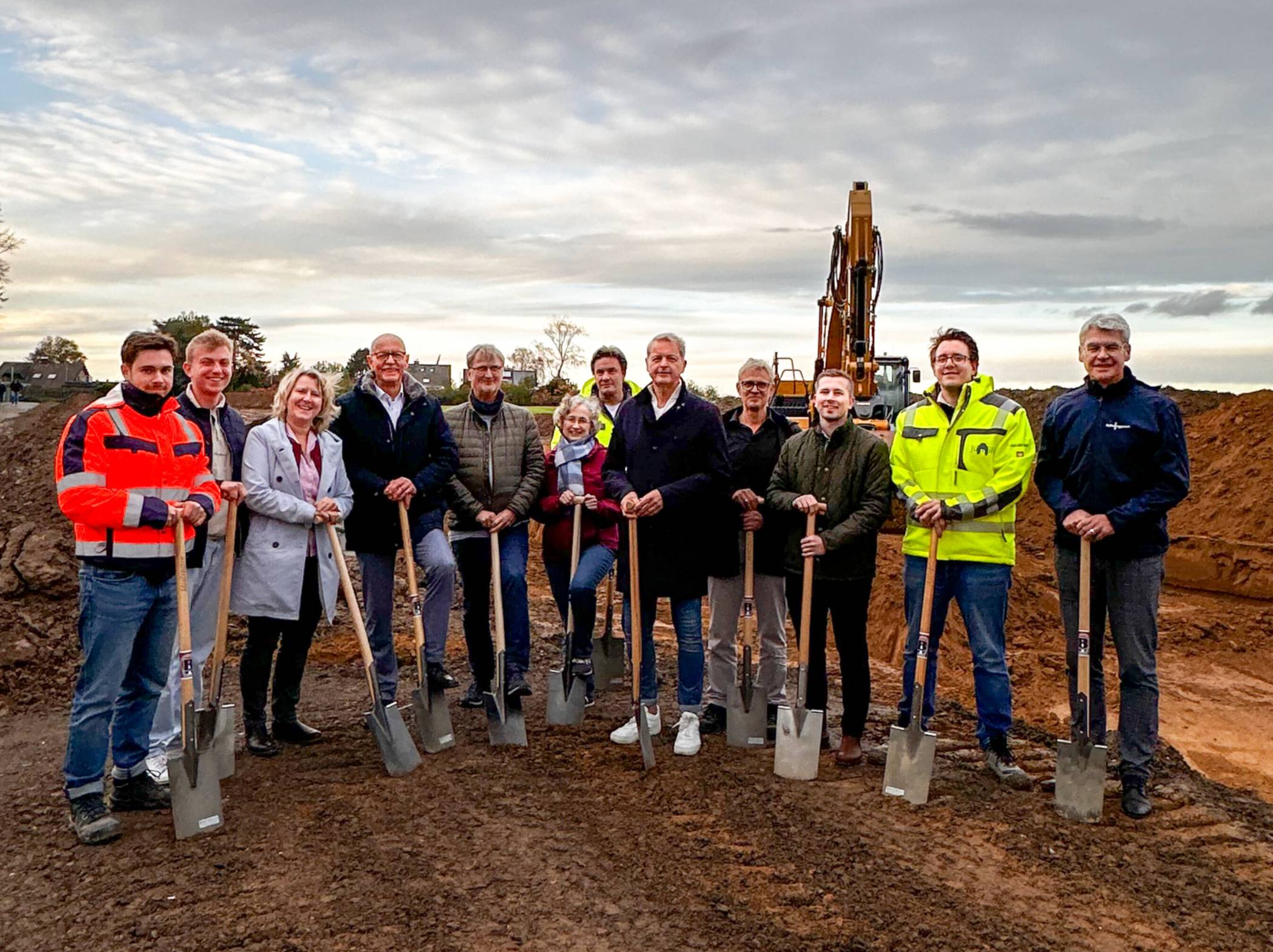Von links: Sascha Blandfort (BLANDFORT Bau GmbH &amp; Co. KG), Justin Krönauer (CDU Jüchen), Sabine Janclas (Stadt Jüchen), Bürgermeister Harald Zillikens, Harald Krings (FWG Jüchen), Dr. Leontine von Kulmitz (CDU Jüchen), Michael Prömpers (Stadt Jüchen), Gerd Kuska (CDU Jüchen), Ralf Bosbach (Hydro-Ingenieure Planungsgesellschaft für Siedlungswasserwirtschaft mbH), Sven Huppertz (SPD Jüchen), Maximilian Hampel (Stadt Jüchen) und Jörg Uhlemann (Hydro-Ingenieure Planungsgesellschaft für Siedlungswasserwirtschaft mbH).  