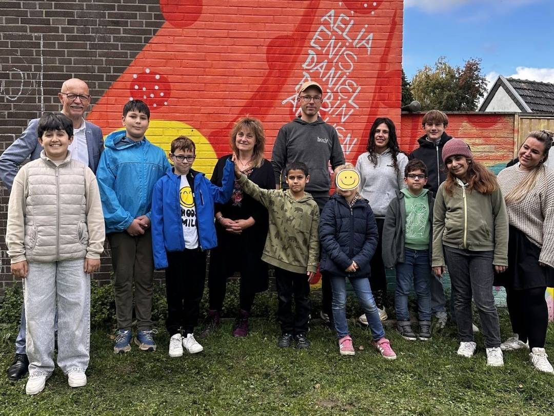 Von links: Bürgermeister Harald Zillikens, Ute Schwieren, Integrationsstelle der Stadt Jüchen, Dennis Gläser, Erlebnispädagoge hoch³, und Cerise Beermann, Leitung Jugendcafé Bamm, mit Kindern des Feriencamps.