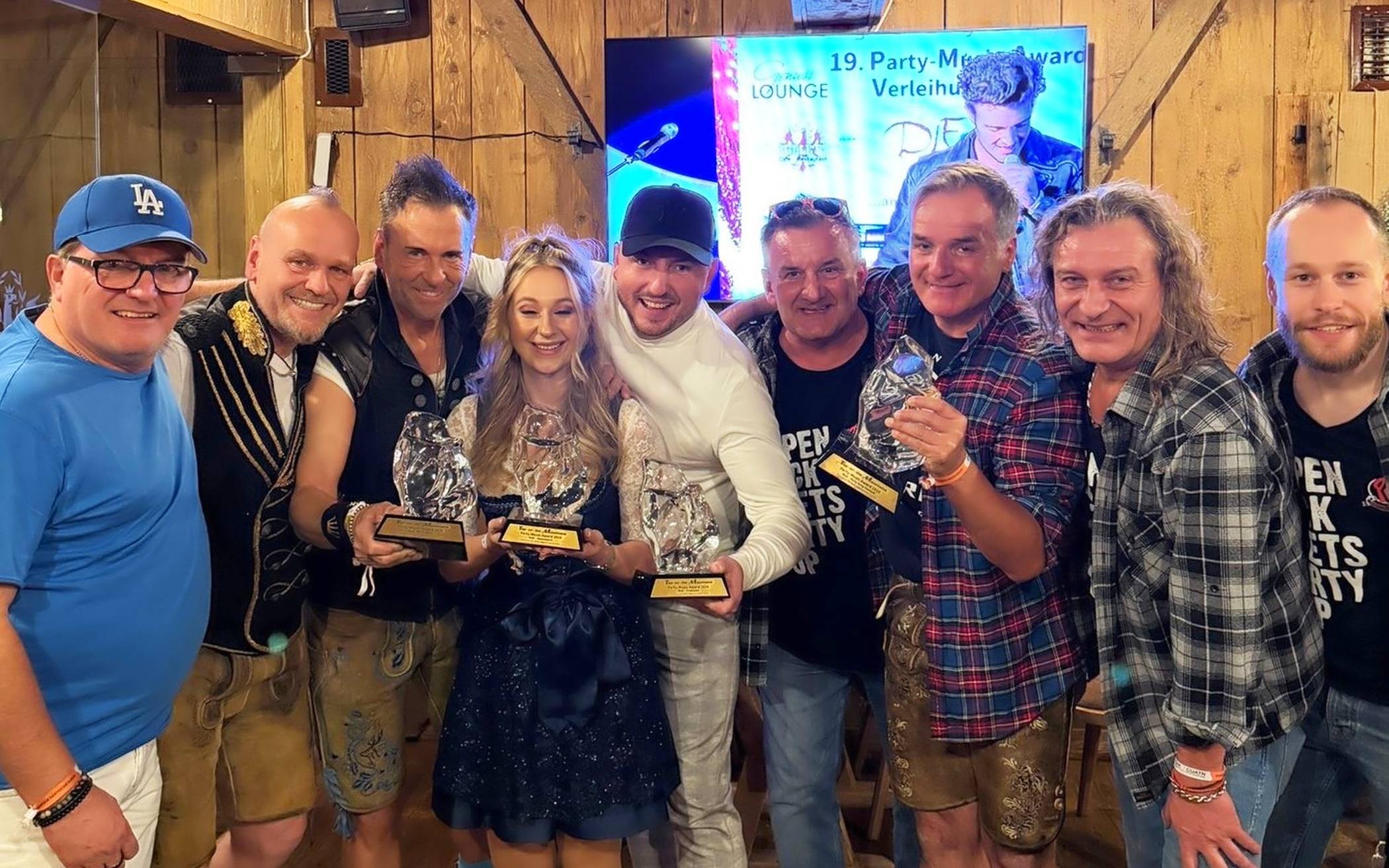 Viel Prominenz drängelte sich auf der Bühne.