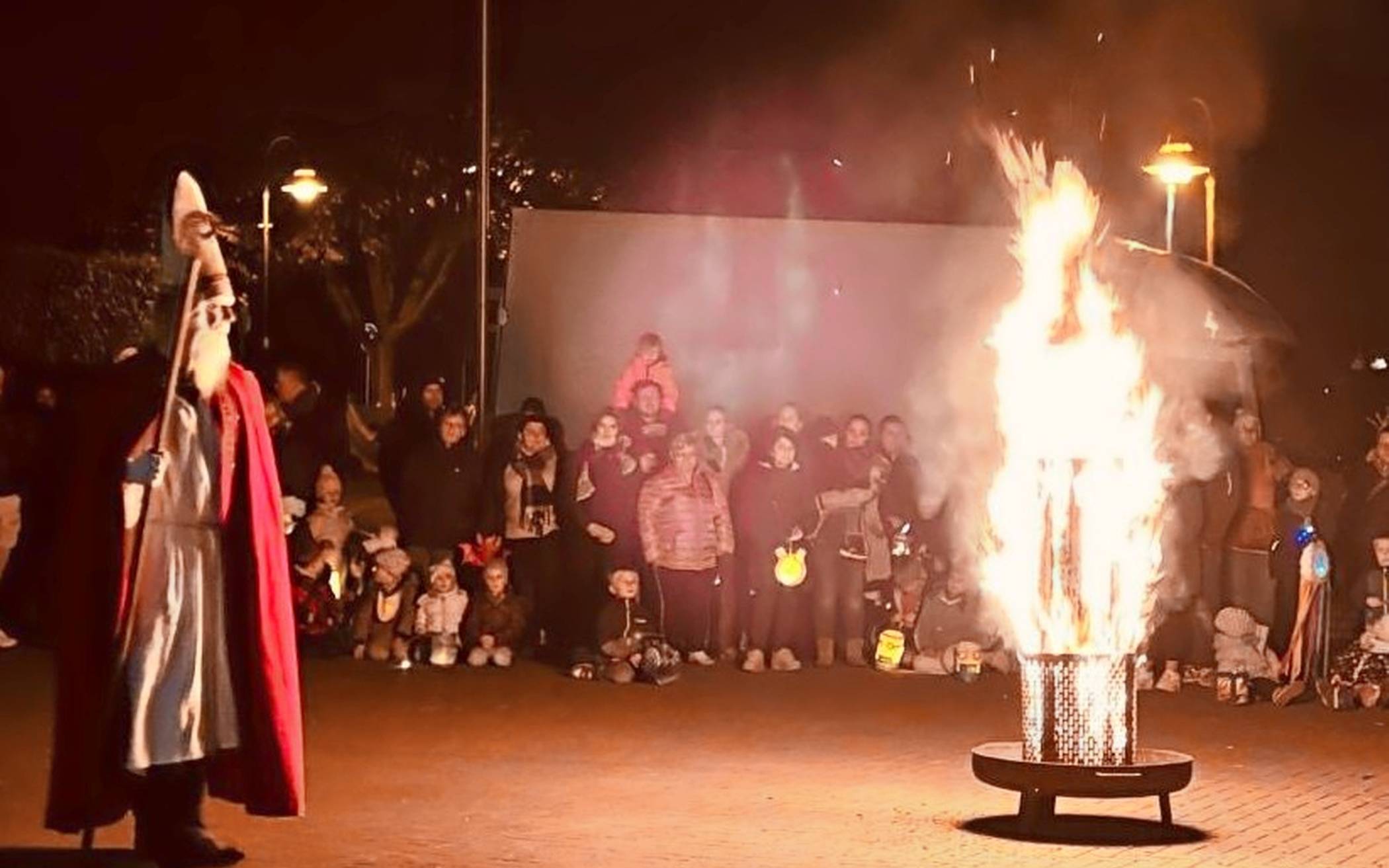 St. Martin mit Bettler am Martinsfeuer in Sinsteden, wo diese Tradition liebevoll gepflegt wird.  