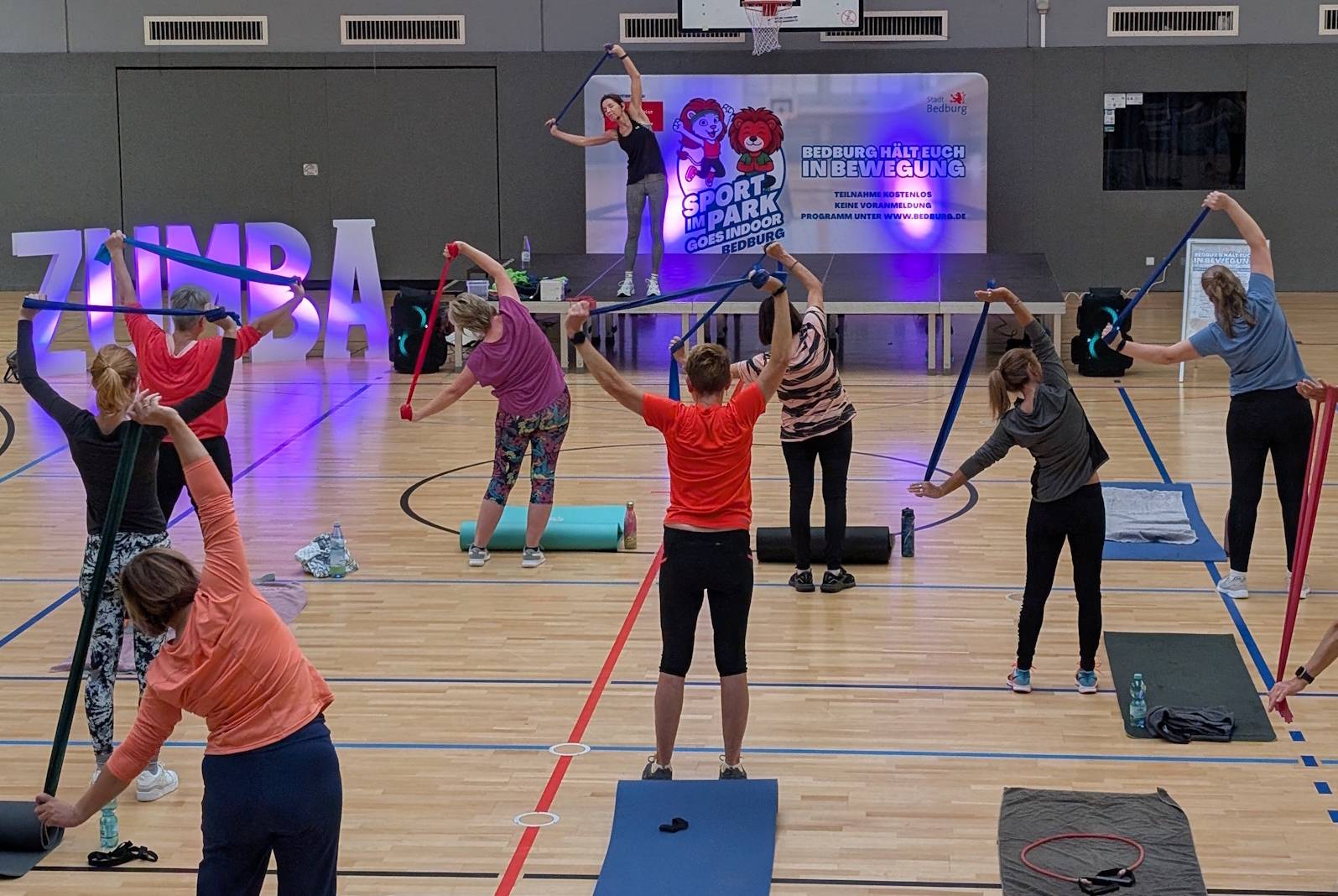 Rund 400 Teilnehmer kamen zu den kostenfreien Sportkursen von „Sport im Park goes Indoor“ in die Bedburger Dreifachhalle