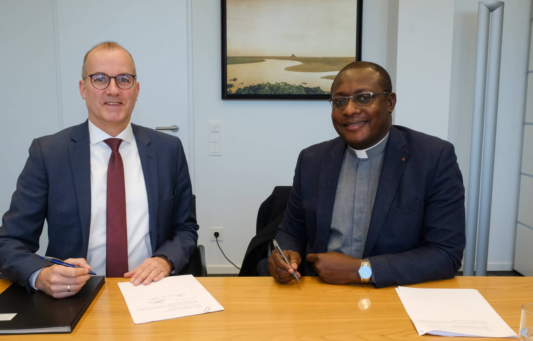  Notarielle Unterzeichnung der Übertragung des Klosters Knechtsteden an die Spiritaner.  Foto: Erzbistum Köln-Boecker  