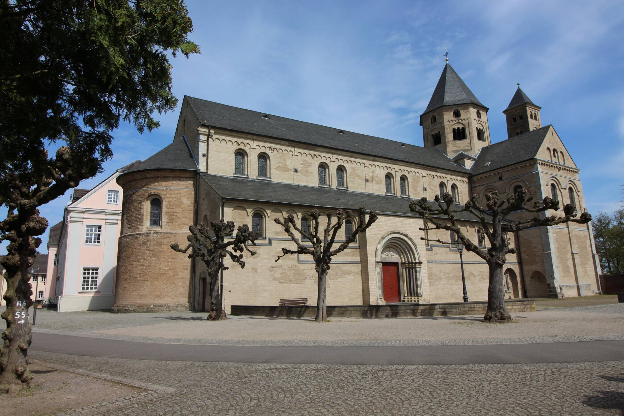 Die Basilika in Knechtsteden  Foto: Stephan Großsteinbeck