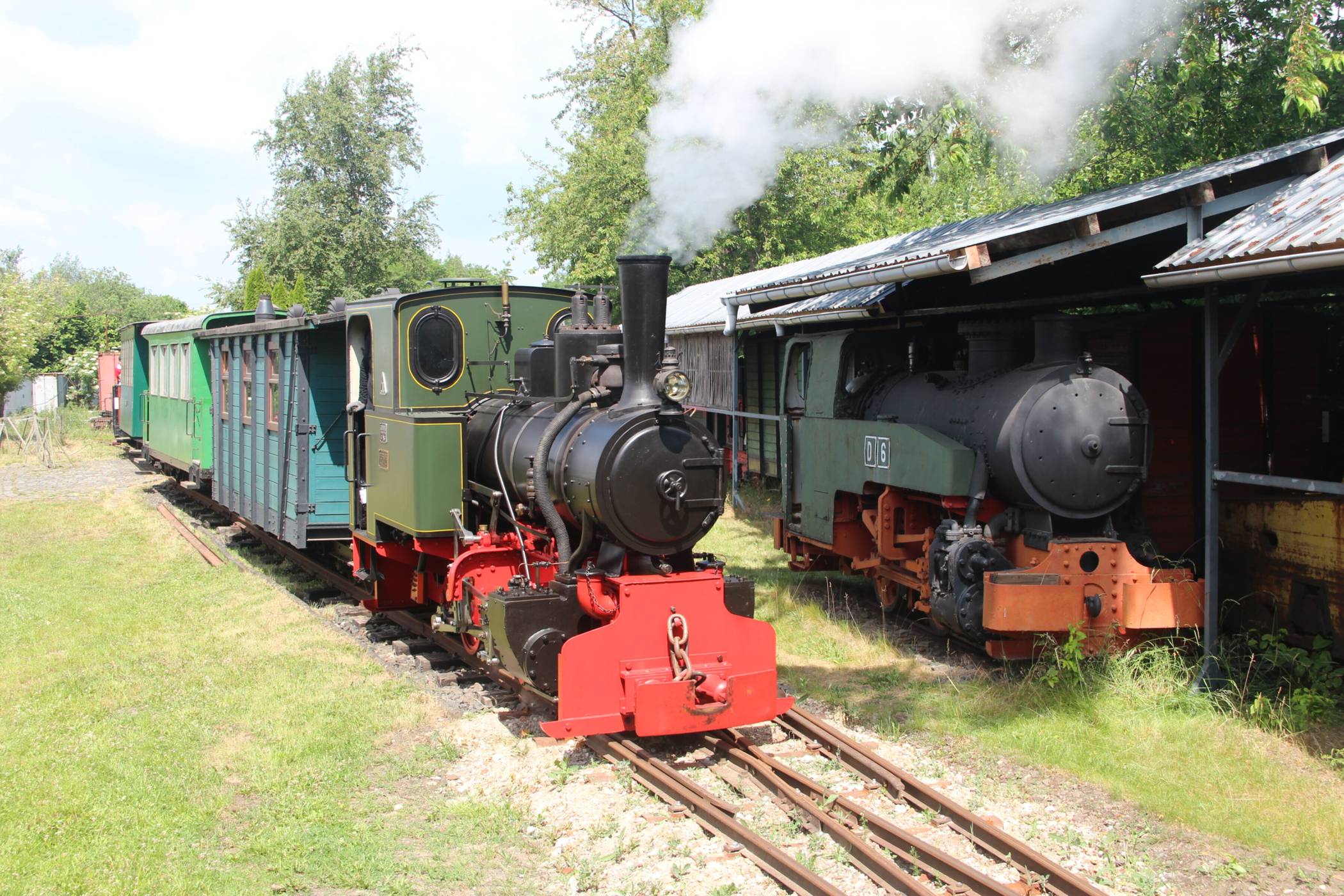 Personenzug mit Jung Dampflokomotive.