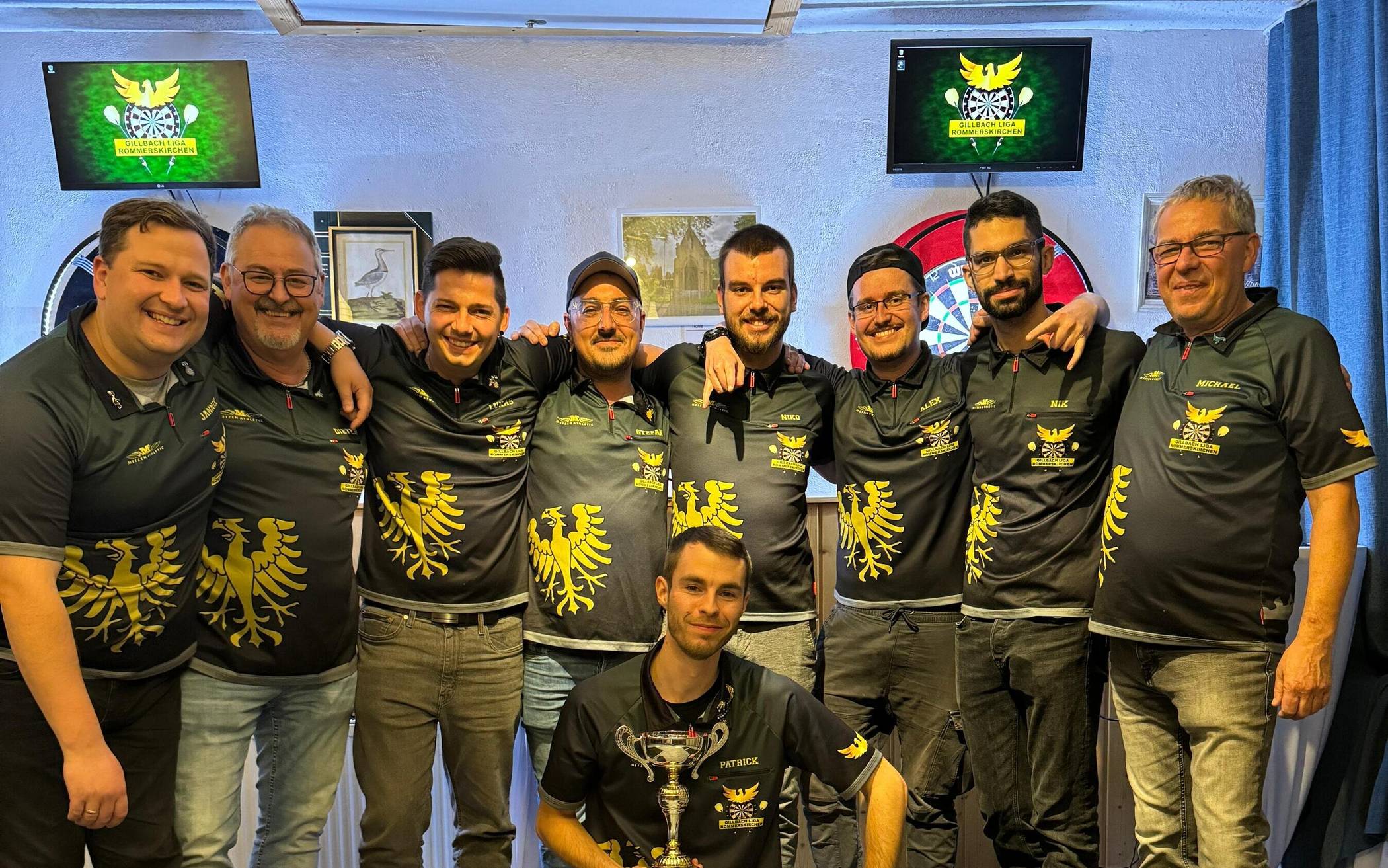  Im Bild von links nach rechts: Jannik Wunderlich, Dieter Mandel, Lukas Wunderlich (Vize- Vorsitzender), Stefan Schäben, Nikolas Elendt, Alexander Mandel (Kassierer), Niklas Preuß, Michael Wunderlich. Unten sitzend: Patrick Leyser (Vorsitzender und aktueller Liga-Meister).  