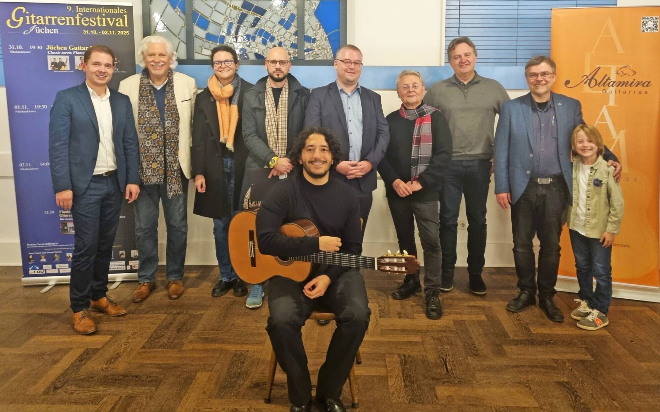 Gitarrist Juan Manuel Molano Posada, Gewinner des 9. Internationalen Gitarrenwettbewerbs, mit der Jury, den Initiatoren des Gitarrenfestivals Daniel März (l.) und Arne Harder (2. v. r.) und Bürgermeister Philipp Sieben (Mitte).  
