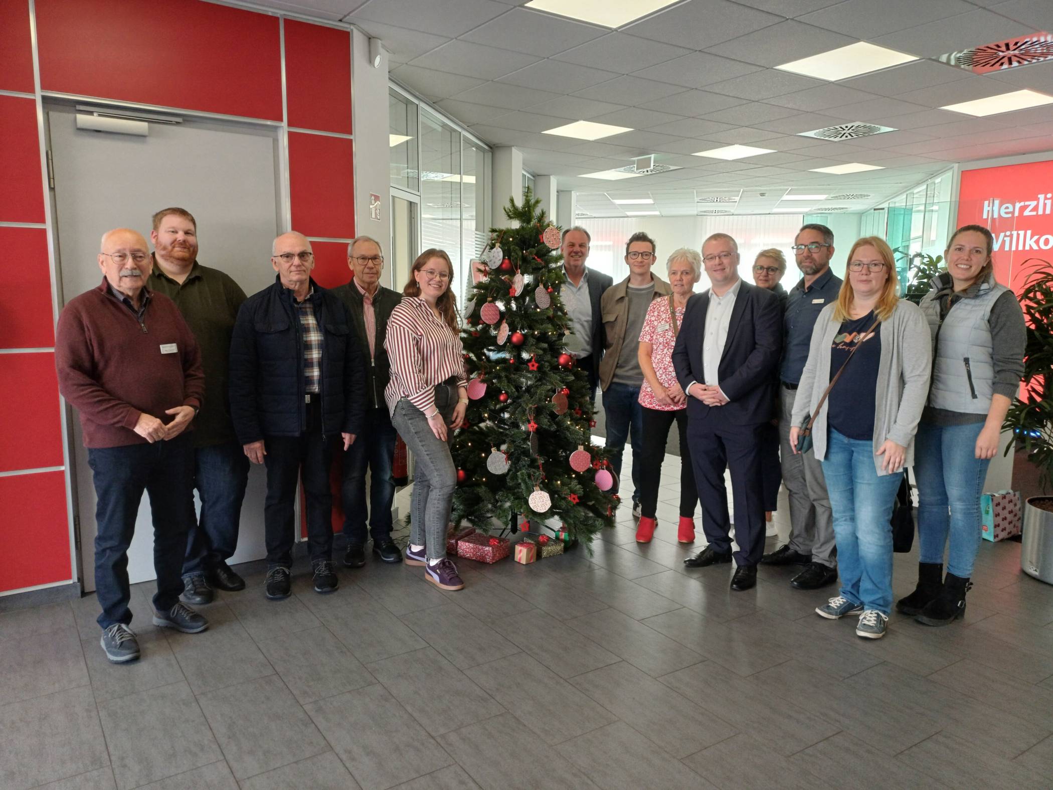 Mitglieder der Bürgerstiftung und Unterstützer der Wunschbaumaktion hängten gemeinsam die ersten Wunschkugeln auf.  