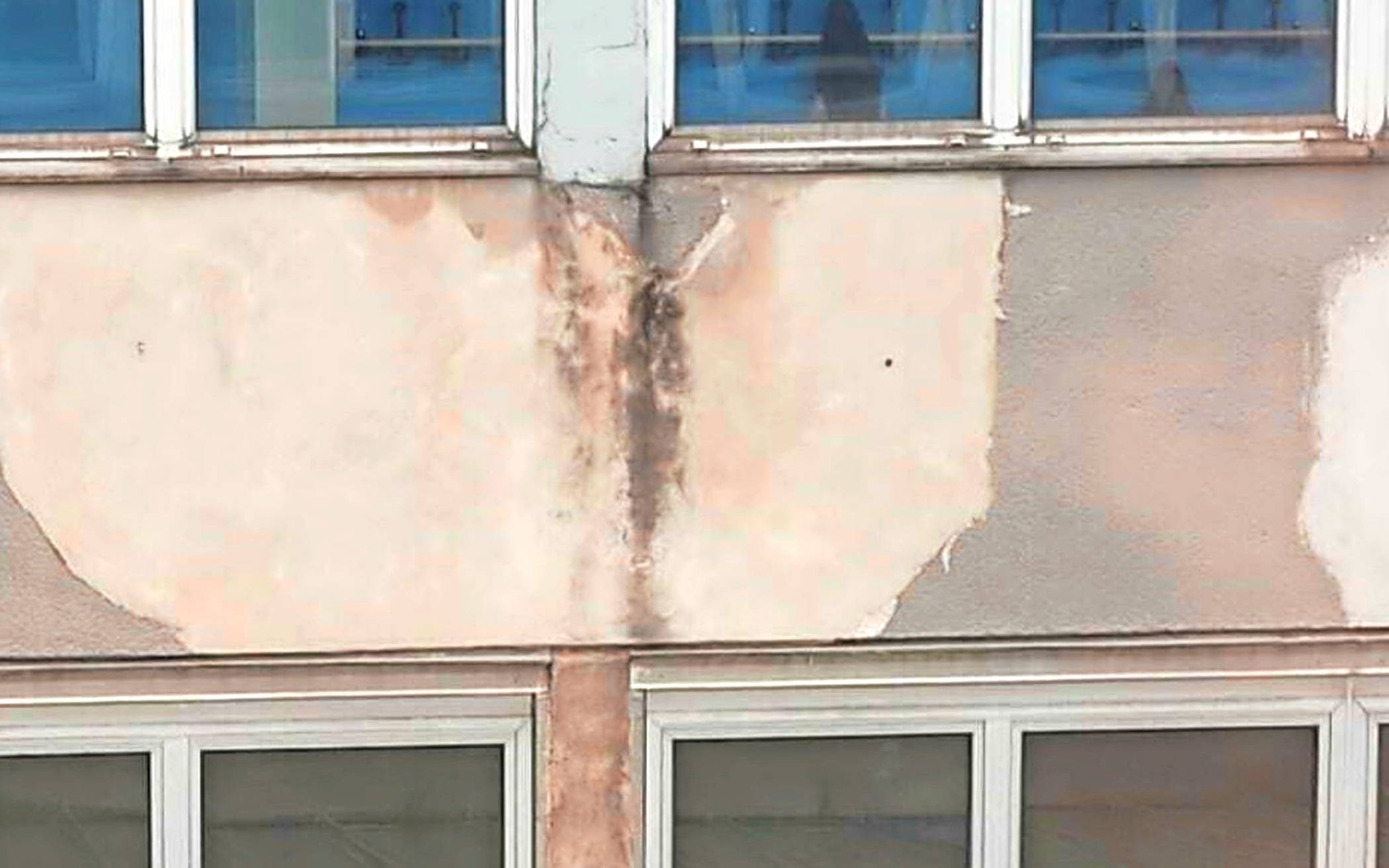 Auch am Erasmus-Gymnasium zeigen die Frontplatten überdeutliche Anzeichen ihrer Vergänglichkeit (oben).