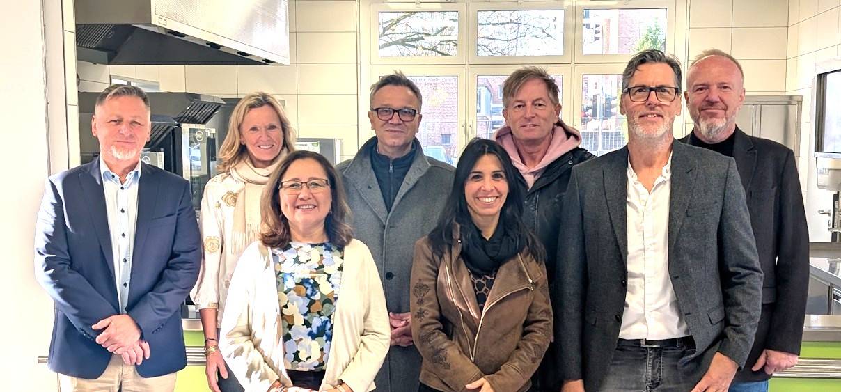 Die Projektbeteiligten freuen sich über die Eröffnung der neuen Mensa, die den Kindern der Martinusschule seit dem Ende der Herbstferien ausreichend Platz und abwechslungsreiche Mahlzeiten bietet