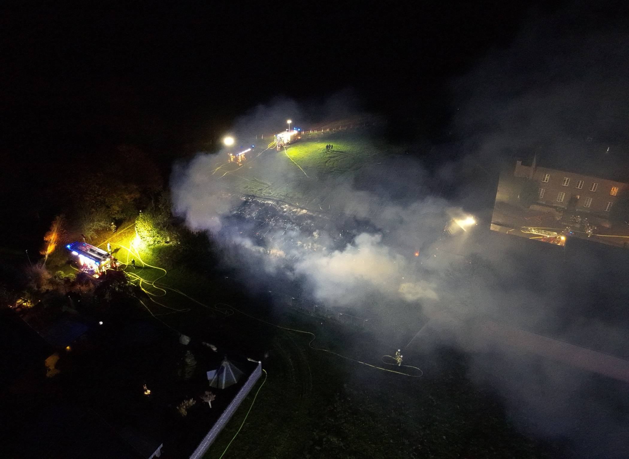 Großbrand in Sinsteden - drei Landwirtschaftshallen brennen ab