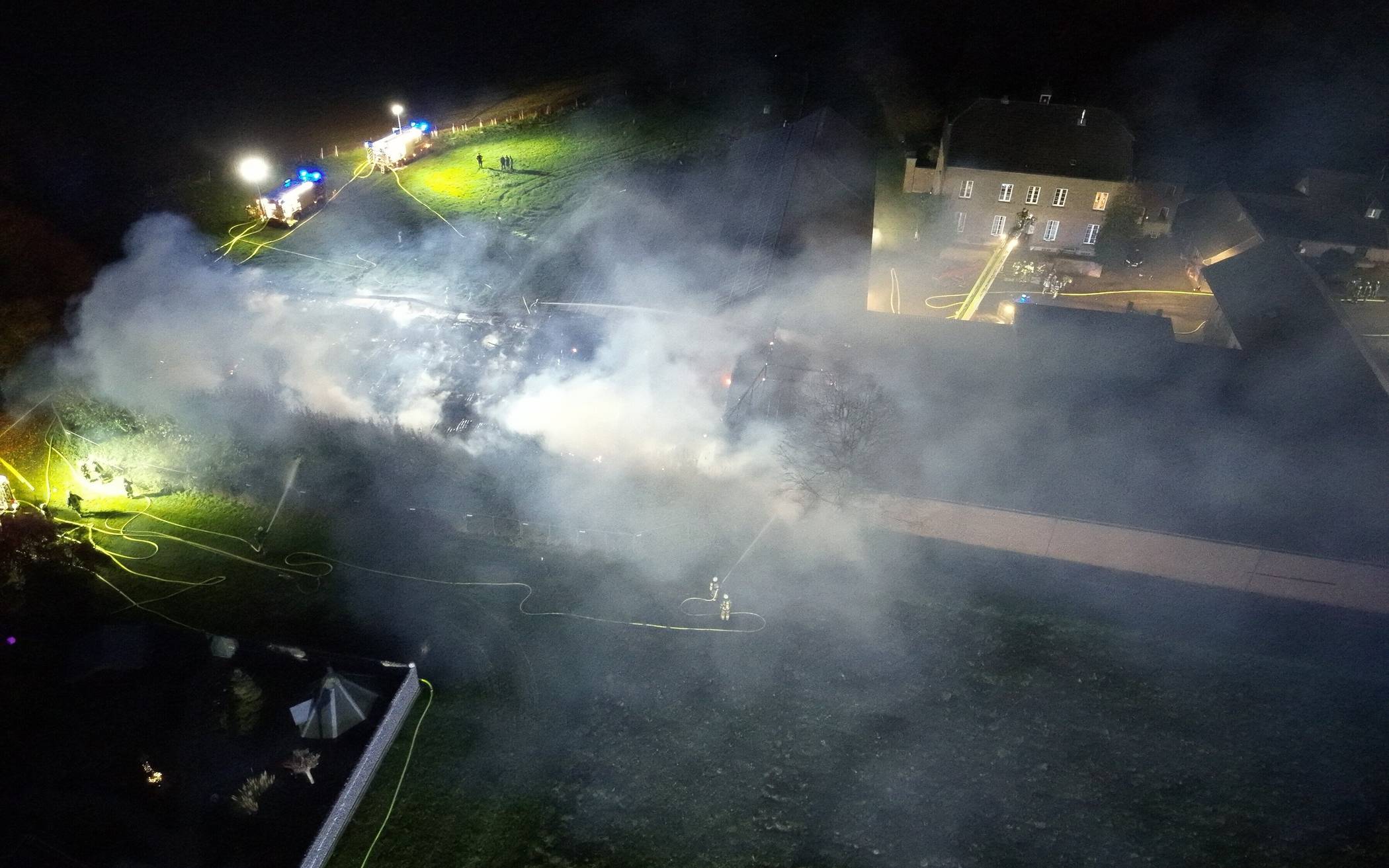 Drei Landwirtschaftshallen brennen ab