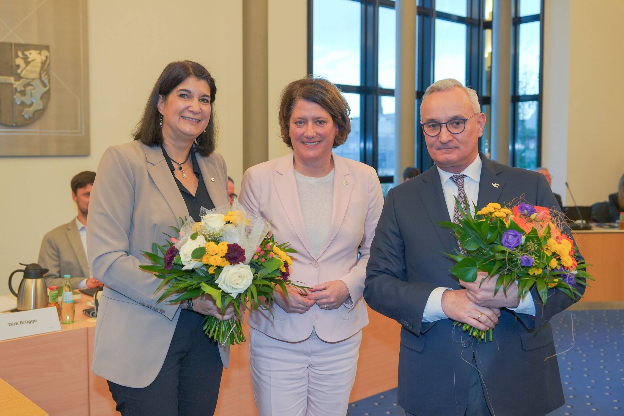 Katharina Reinhold mit Sandra Lohr (CDU, erste stellvertretende Landrätin) und Udo Bartsch (SPD, zweiter stellvertretender Landrat).