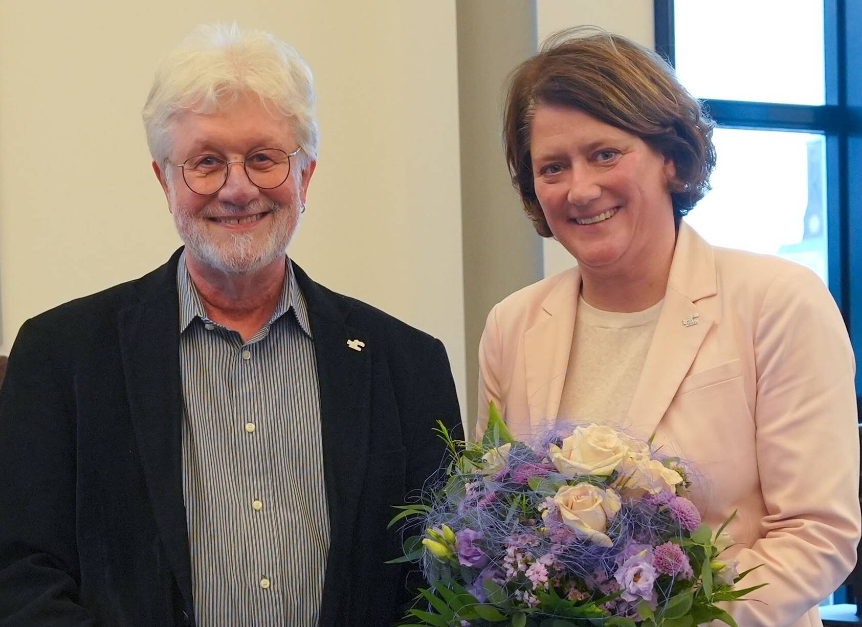 Landrätin Katharina Reinhold mit Alterspräsident Erhard Demmer.