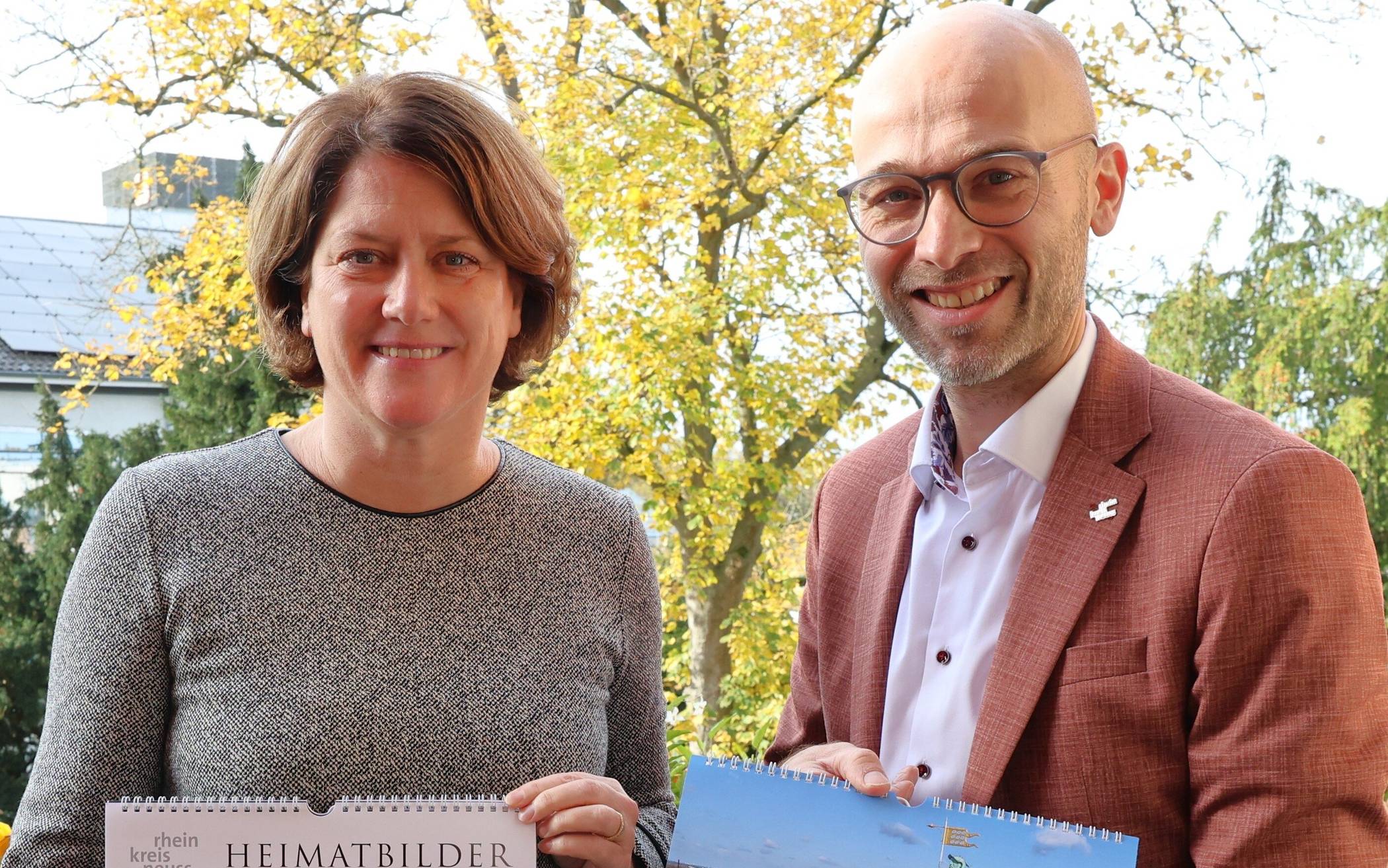 Landrätin Katharina Reinhold und Kreis-Pressesprecher Benjamin Josephs stellen den neuen Heimatkalender 2026 vor.