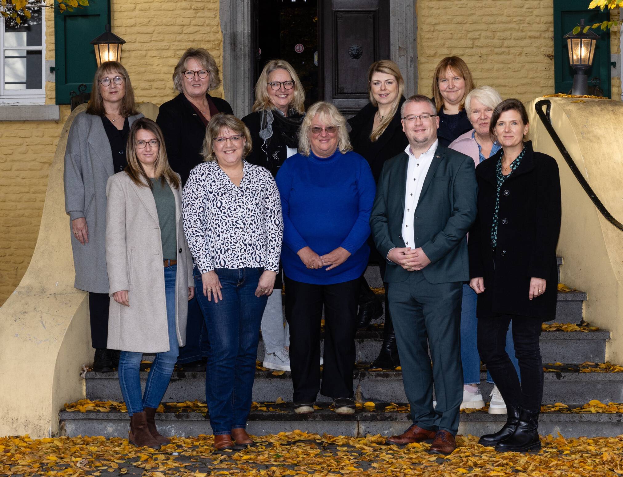  Obere Reihe von links: Nicole Musiol (Gemeinde Rommerskirchen), Claudia Müllejans (Stadt Meerbusch), Anja Hain (Stadt Dormagen), Katja Gisbertz (Stadt Neuss), Cornelia Leufgen (Stadt Grevenbroich) und Sigrid Hecker (Stadt Kaarst). Untere Reihe von links: Sabine Raecher (Rhein-Kreis Neuss), Ursula Schmitz (Stadt Jüchen), Andrea Schiffer (Stadt Jüchen), Bürgermeister Philipp Sieben, Nora Osmani (Stadt Korschenbroich).  