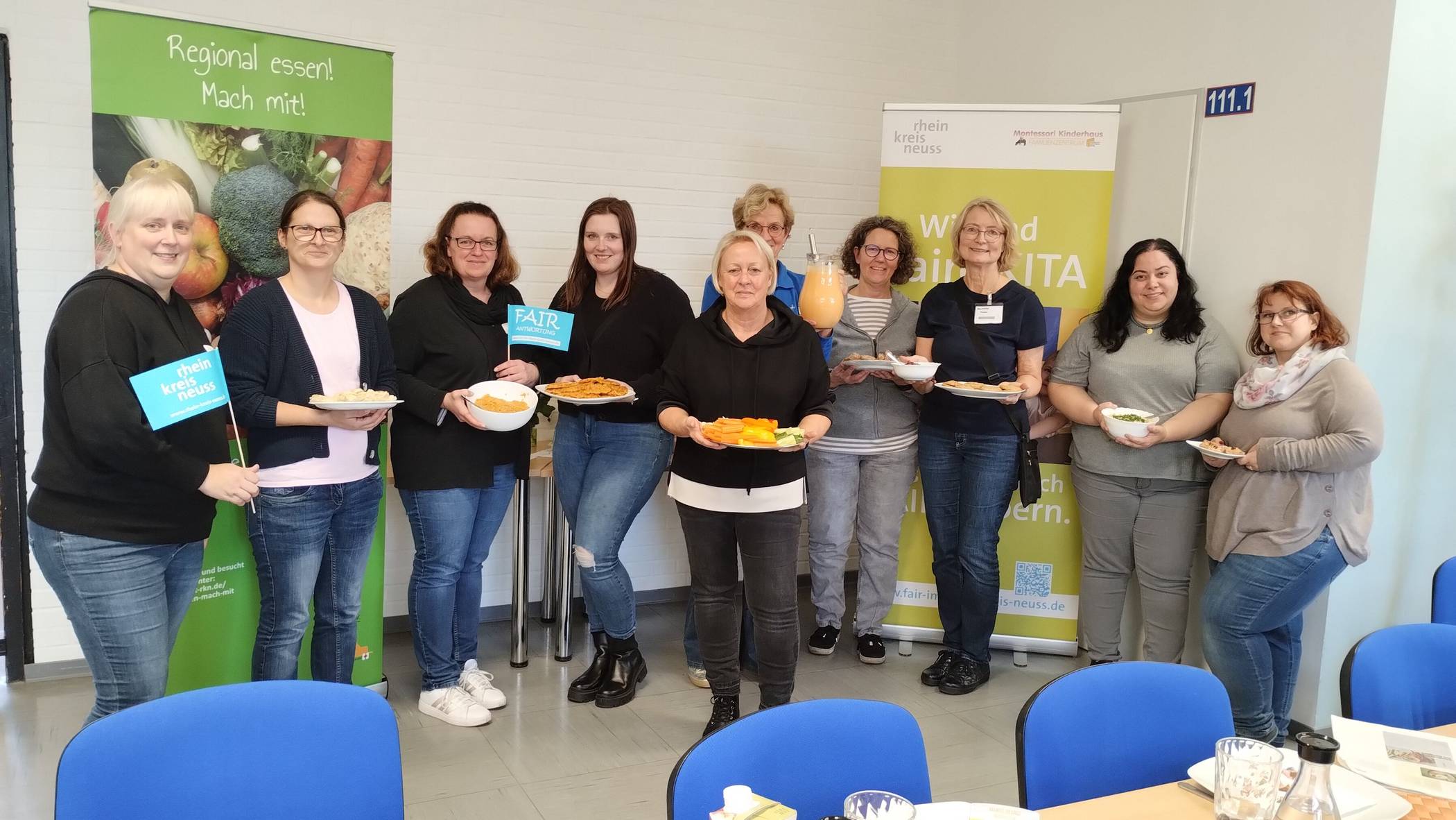 Beim Workshop „Kochen und Backen mit fairen und regionalen Lebensmitteln“ im Montessori Familienzentrum in Stessen standen faire und regionale Snacks auf dem Speiseplan – zusammen gestellt von Mechthild Freier und Uschi Plitzko (3. u. 5. v. r.).  