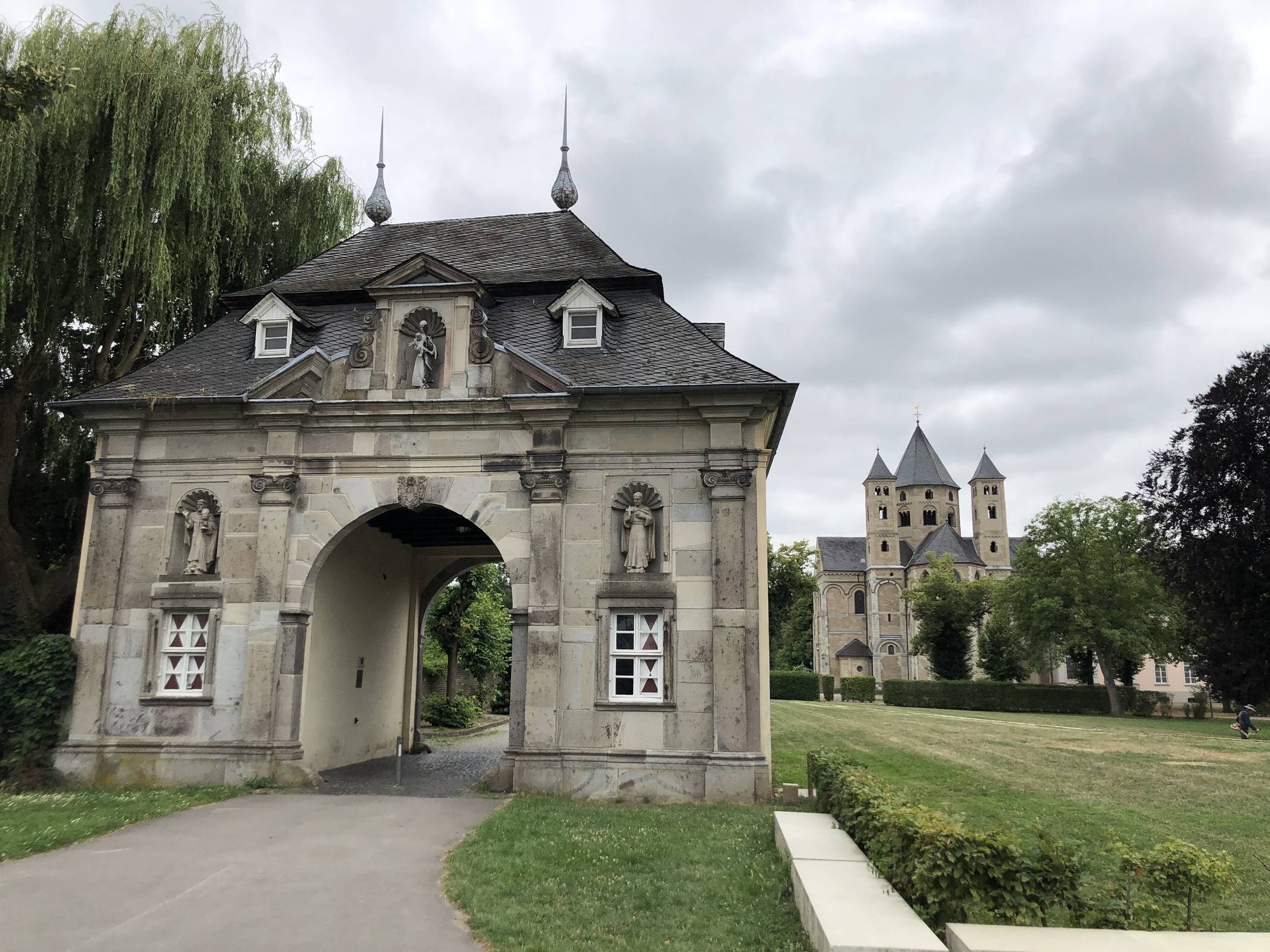  Knechtsteden, Torhaus und Kloster Knechtsteden.  
