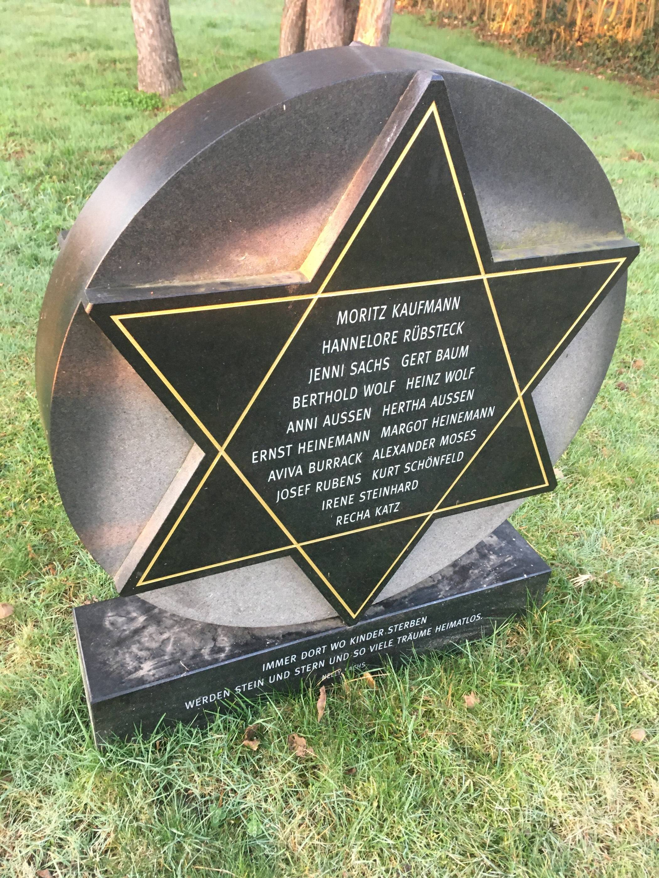  Dieser Gedenkstein soll an die Kinder und Jugendlichen erinnern, die dem NS-Regime zum Opfer gefallen sind.  