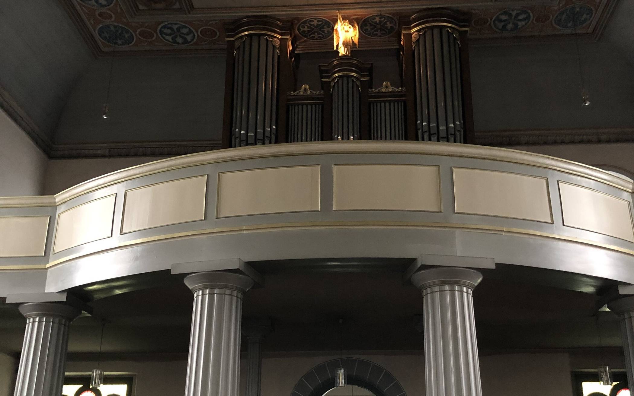 Warum die Orgelbühne wie das Brandenburger Tor aussieht