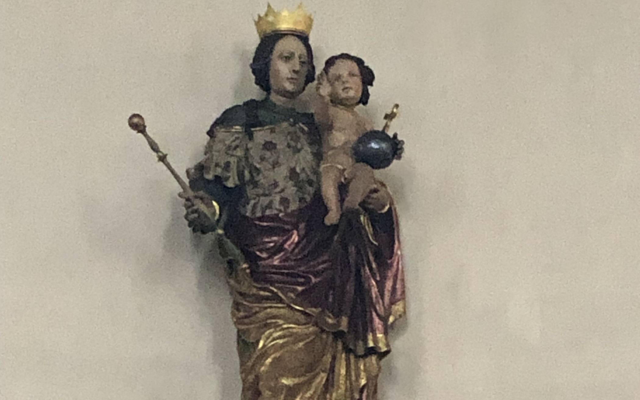  Auch ein Schatz: die barocke Figur mit der schmalgesichtigen „Mutter Gottes“. 