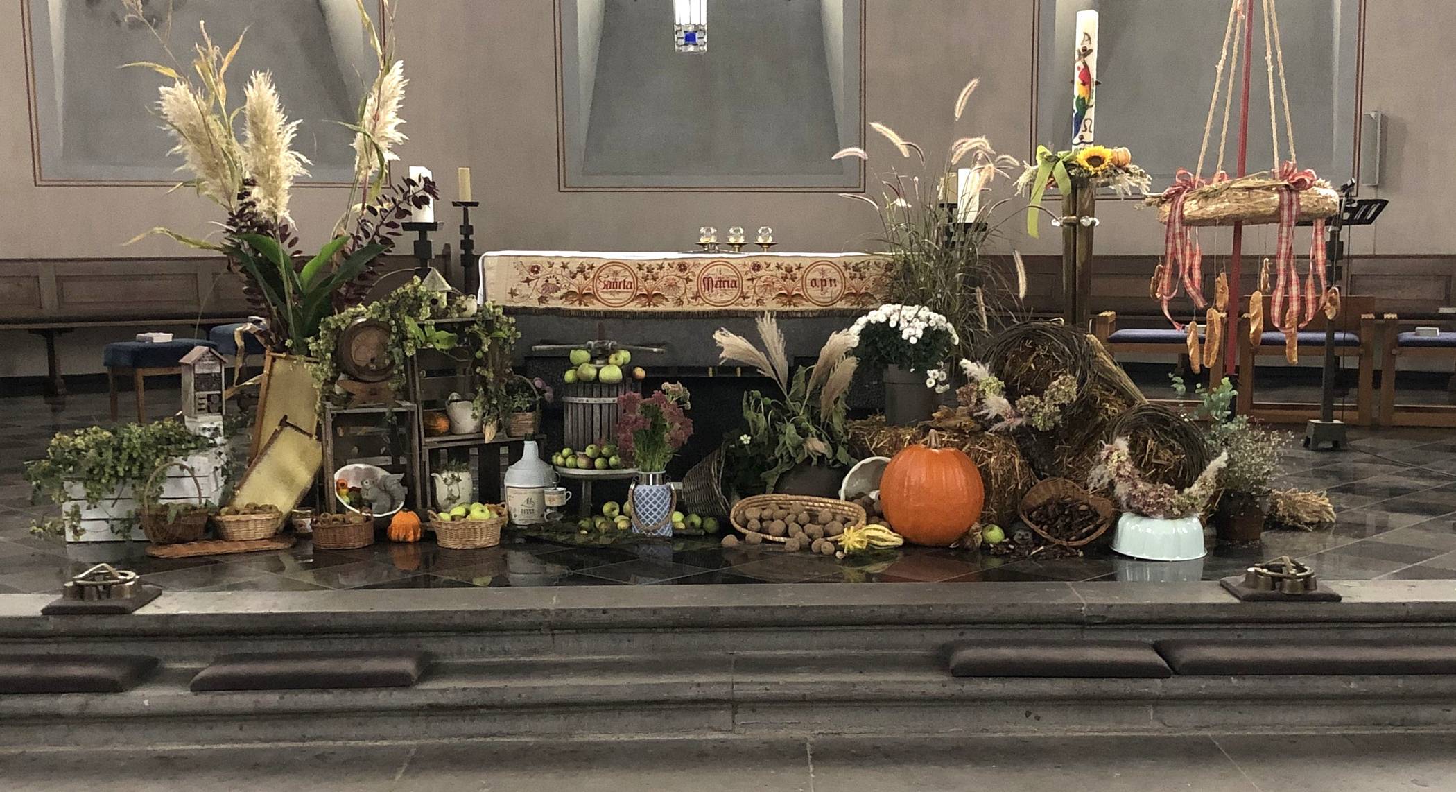 Die Wevelinghovener Kirche: Warum die Orgelbühne wie das Brandenburger Tor aussieht