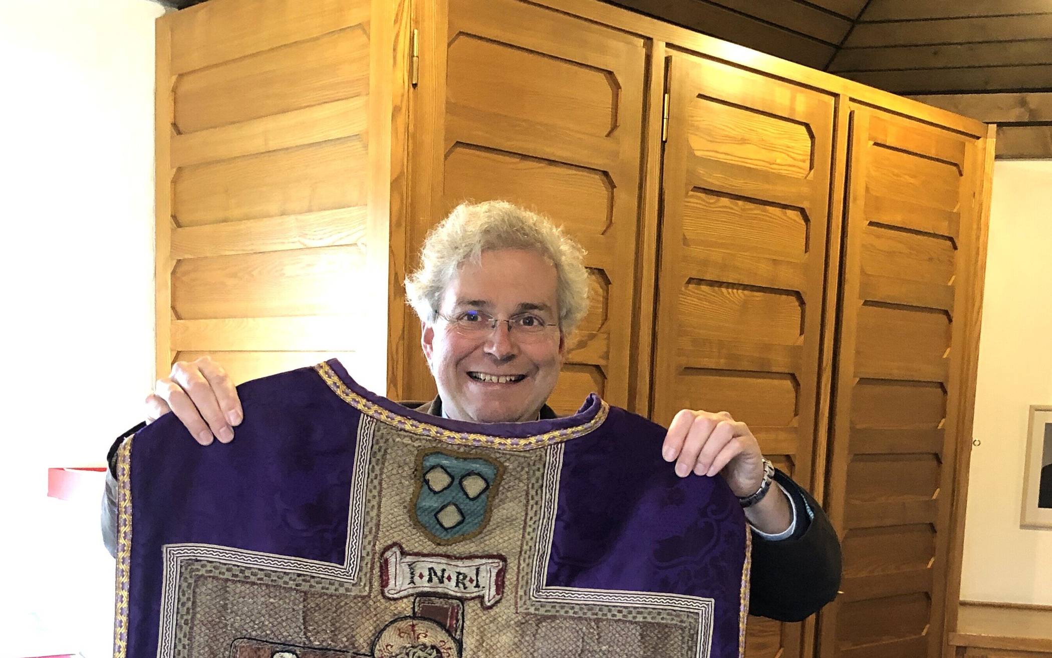 Pfarrer Meik Schirpenbach zeigt das historische Messgewand mit dem geheimnisvollen Wappen oben.