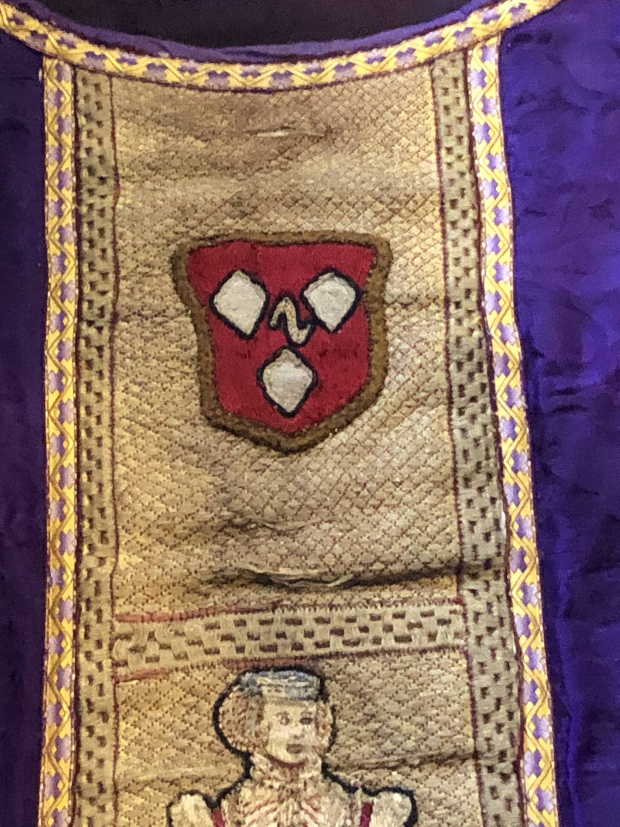 Auf der anderen Seite ist dieses Wappen zu finden. Worauf soll es hinweisen?