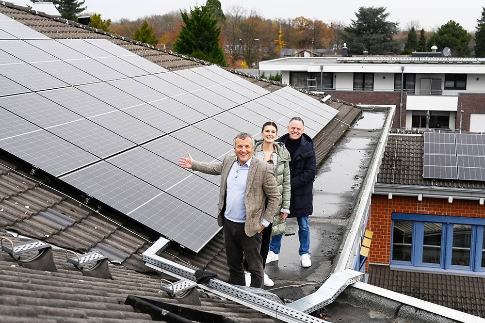 Aufs Dach gestiegen: Vorstandsvorsitzender Hermann Josef Thiel, Vorstandsreferentin Marie Peeters und Kaufmännischer Leiter Christoph Dederichs (von links) begutachten in zehn Metern Höhe die neue Photovoltaik-Anlage auf dem Caritashaus „St. Barbara“ in Grevenbroich.