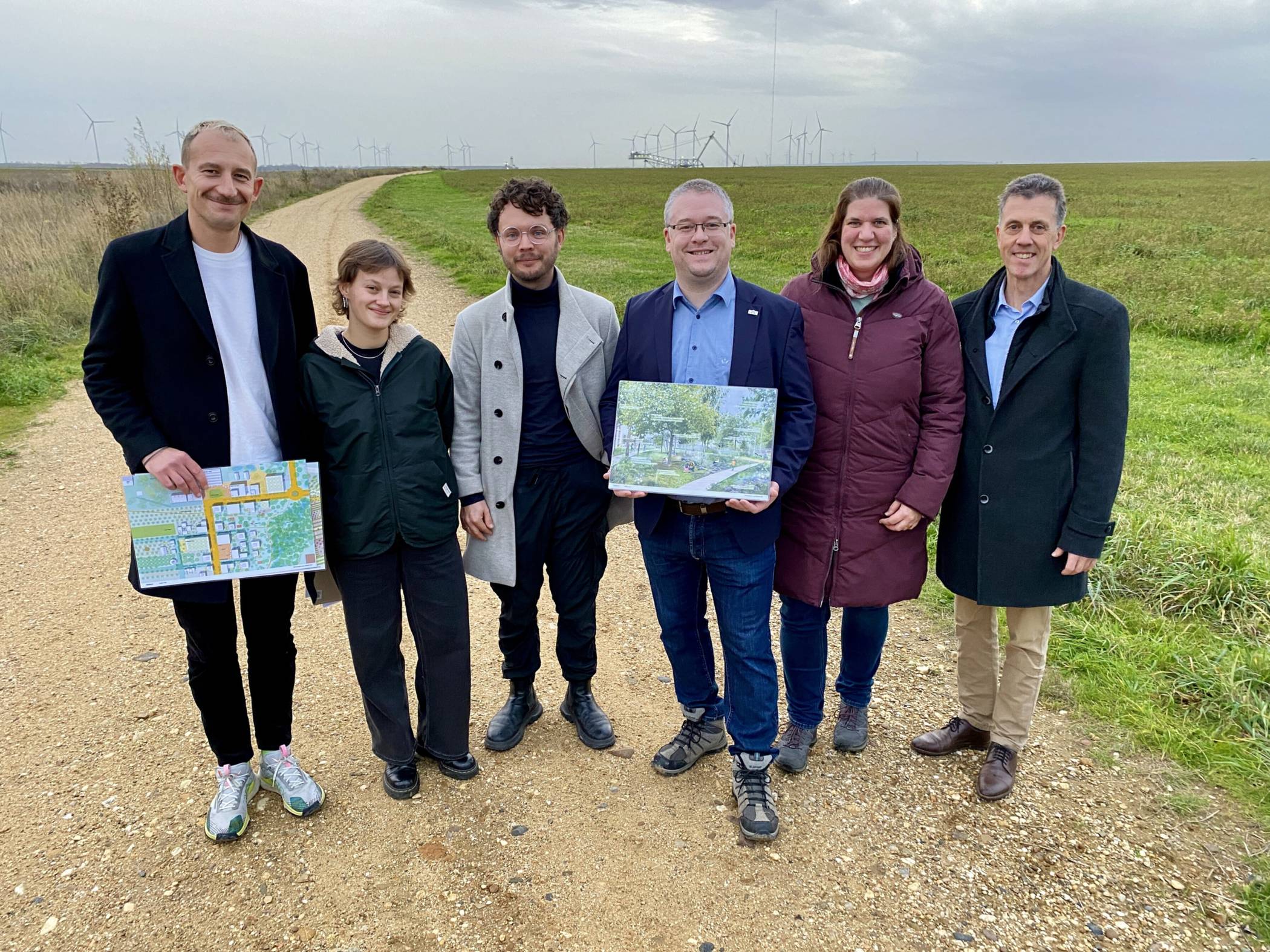 Präsentierten gemeinsam der Öffentlichkeit den Rahmenplan für den Stadt-Teil der Zukunft Jüchen-Süd (von links): Henry Frenzel und Gerda Seidelmann vom Octagon Architekturkollektiv, Marcel Tröger von Studio Erde, Jüchens Bürgermeister Philipp Sieben, Saskia Schrade von der Stadt Jüchen sowie Volker Mielchen, Zweckverband LANDFOLGE Garzweiler.   