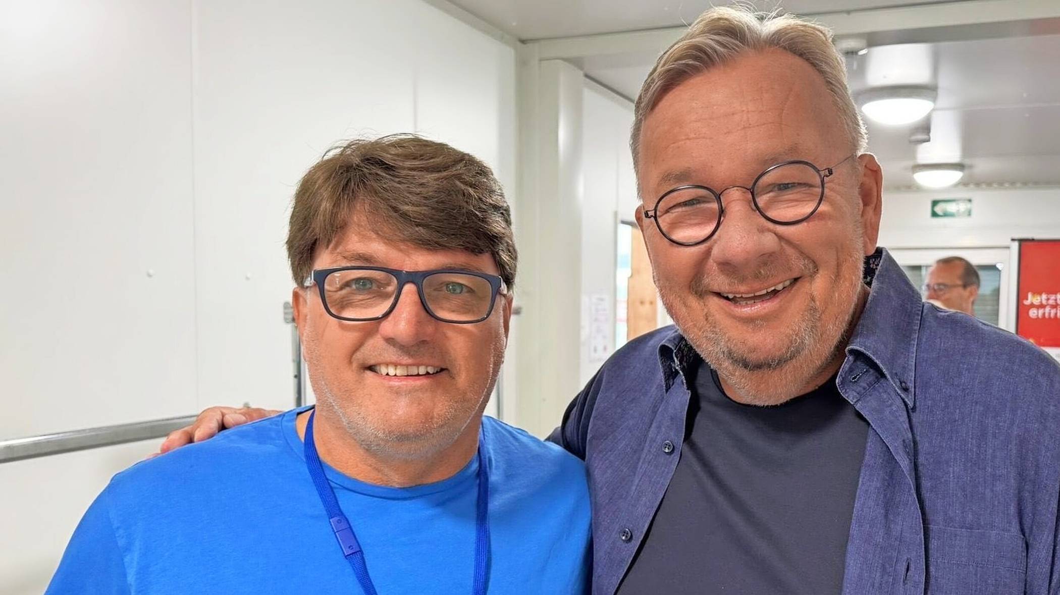  Jeden Mittwoch und Freitag sorgt DJ Danky Cigale (hier im Foto mit Bernd Stelter) mit bester Musik für Stimmung auf dem Markt. 