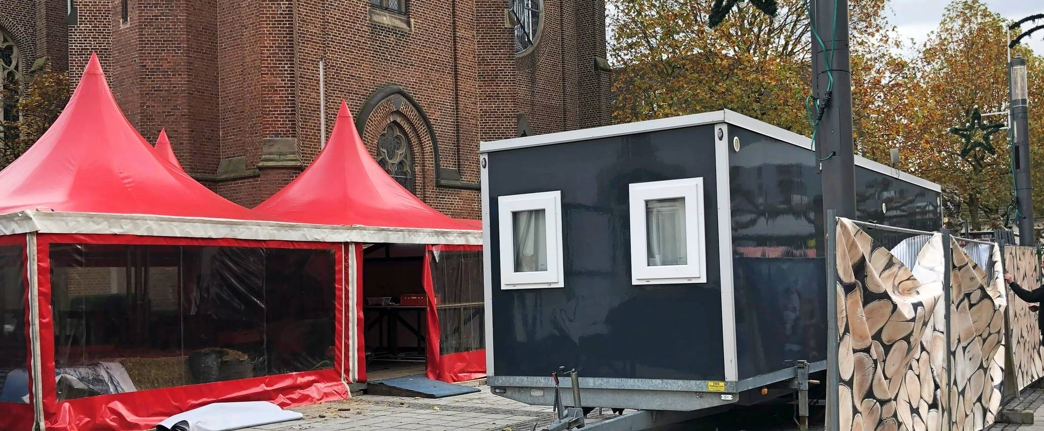 Der Aufbau des Weihnachtsmarktes braucht viele geschulte und engagierte Hände, die sich im Team des Norbert Lupps natürlich finden.