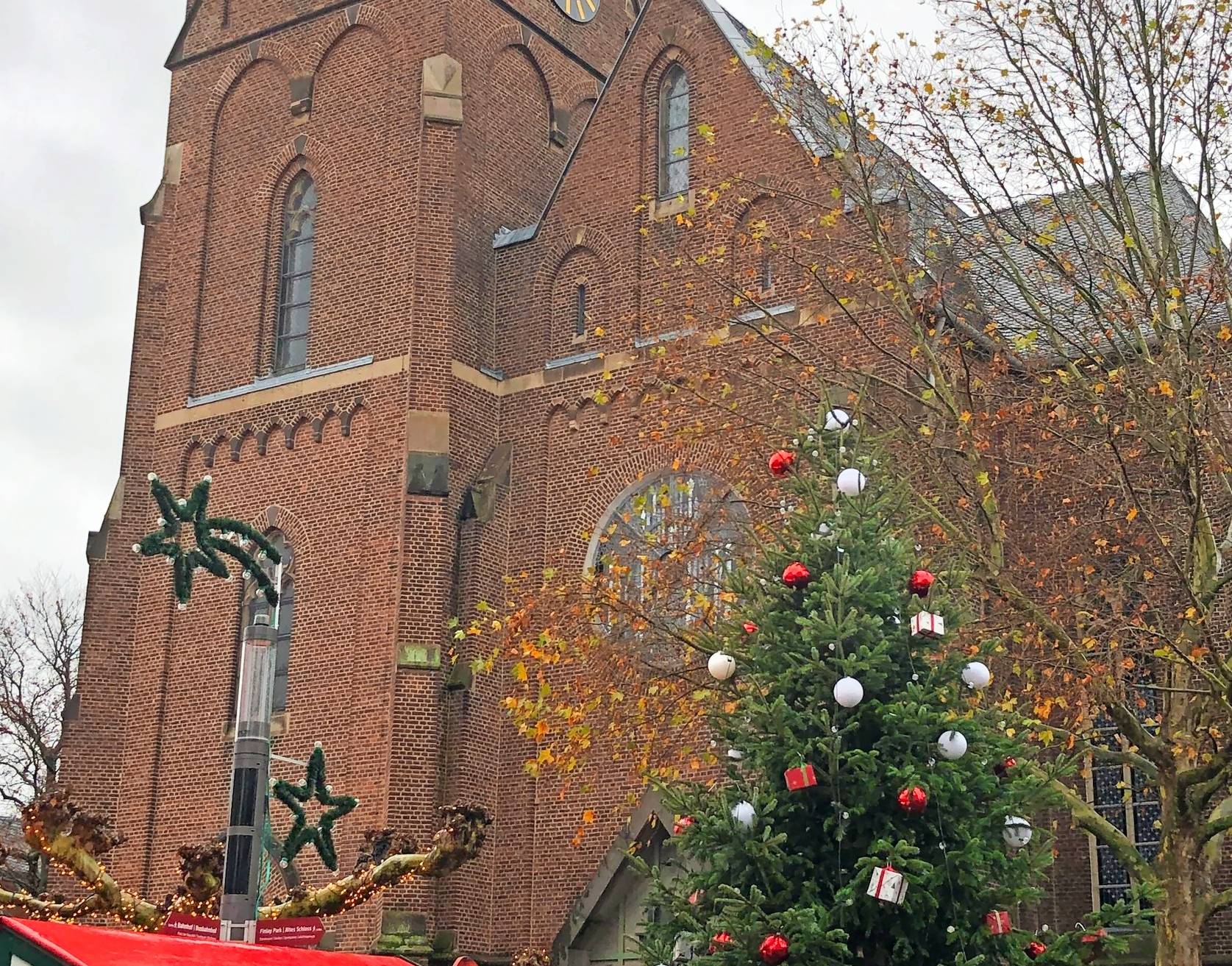 Für das weihnachtliche Funkeln auf dem Markt sorgen die Stadtbetriebe, die  den großen Tannenbaum auf dem Marktplatz aufgestellt und gemeinsam mit dem Stadtmarketing und „Grevenbroich handelt“ geschmückt haben.