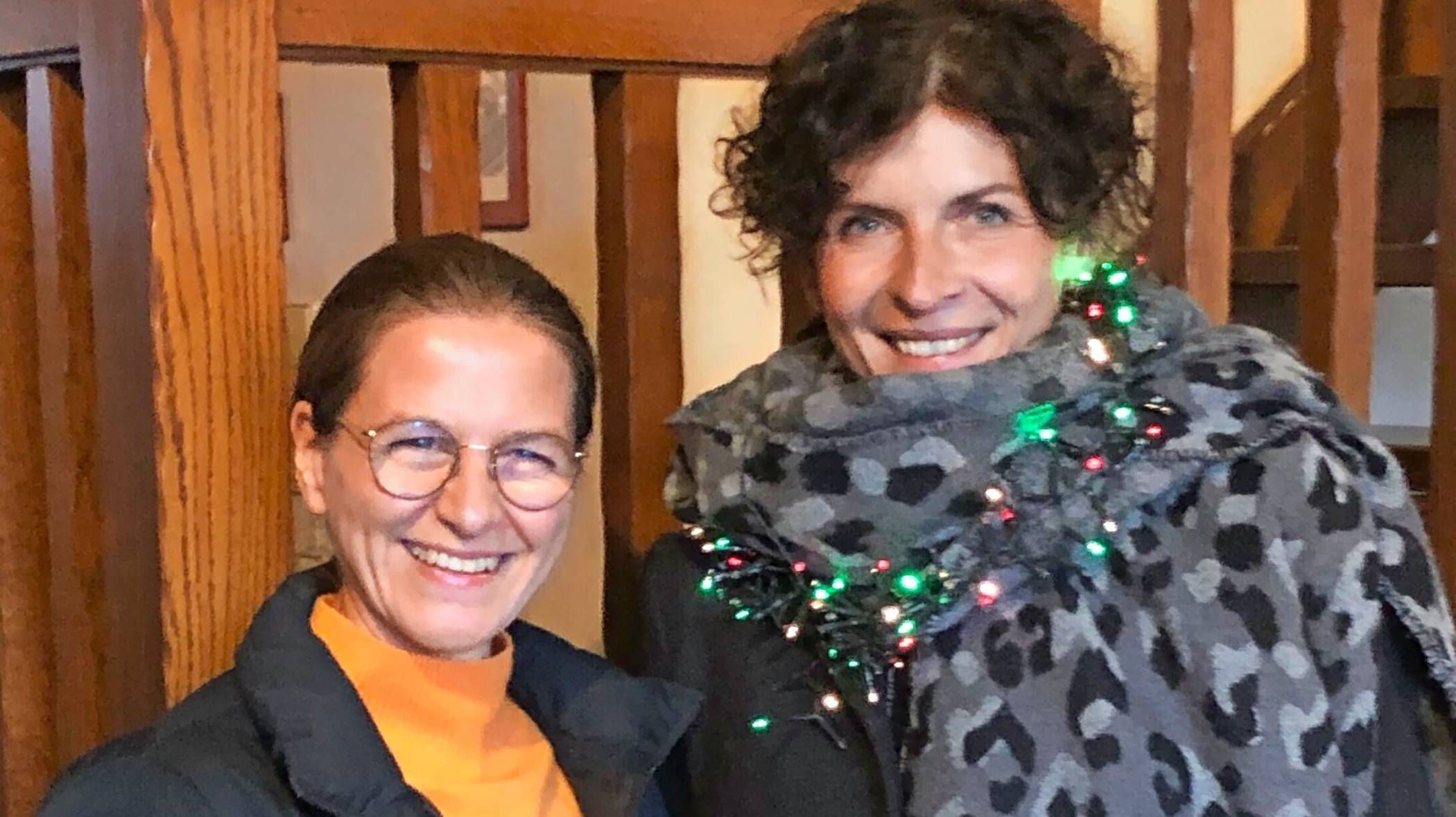  Freuen sich auf den ersten Outdoor-Weihnachtsmarkt in Alt-Kaster: Daniela Freudemann-König, Vorsitzende des AKAK, und Vorstandskollegin Inga Sundermann, die „Neu-Bürgerin“ ist.   
