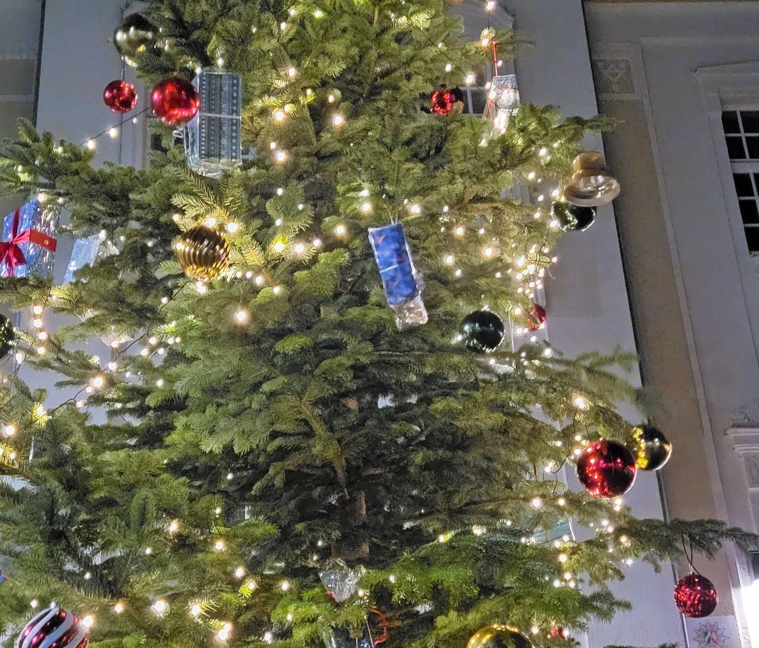  Im nebenstehenden Bild kann man sehen, wie toll geschmückt der große Weihnachtsbaum im vergangenen Jahr durch die adventliche Zeit geleitete. Auch heuer werden die Edelknaben wieder aktiv. 