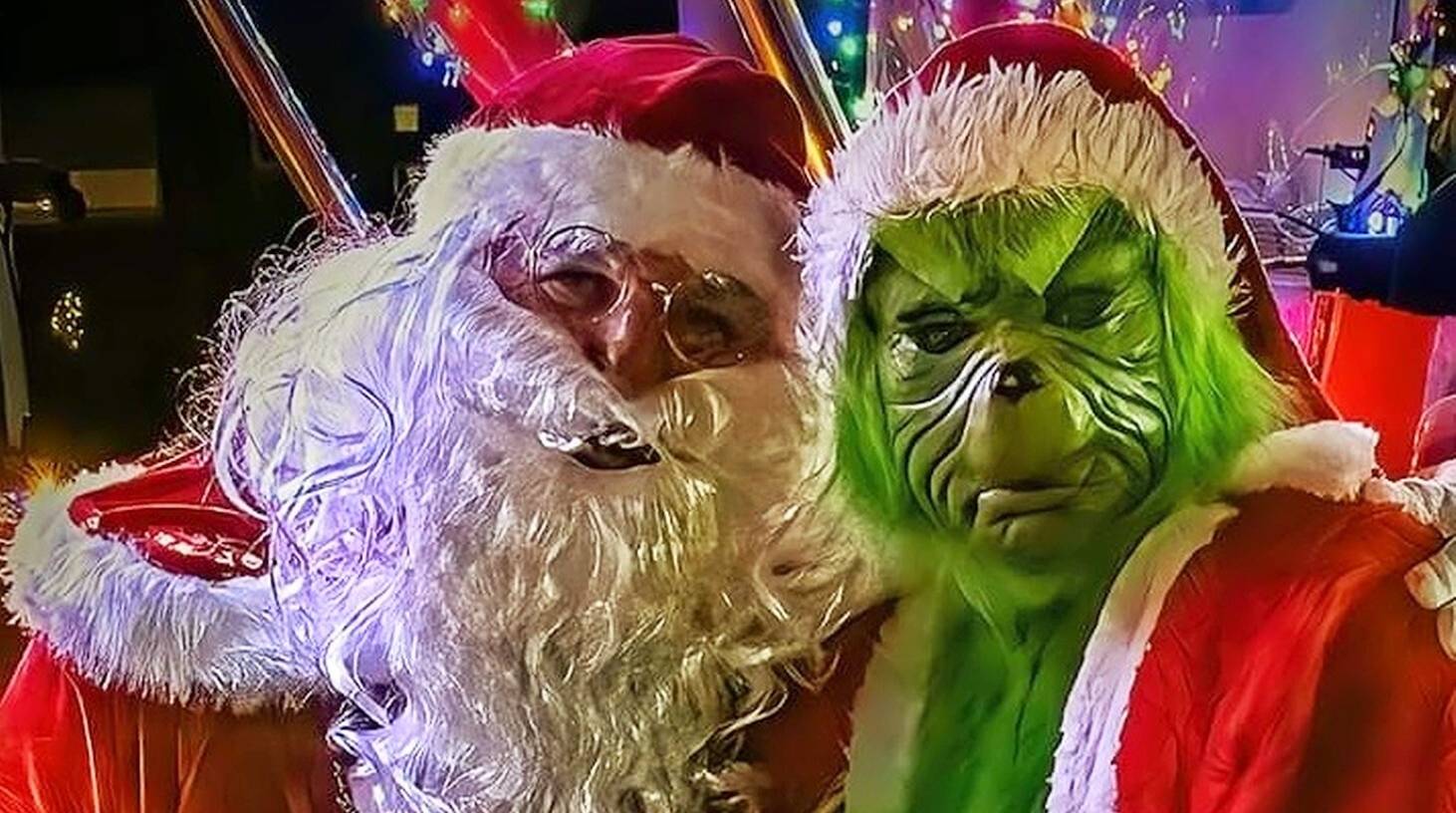  Zwei aus den Staaten stammende Christmas-Figuren: der Weihnachtsmann und der Grinch. 