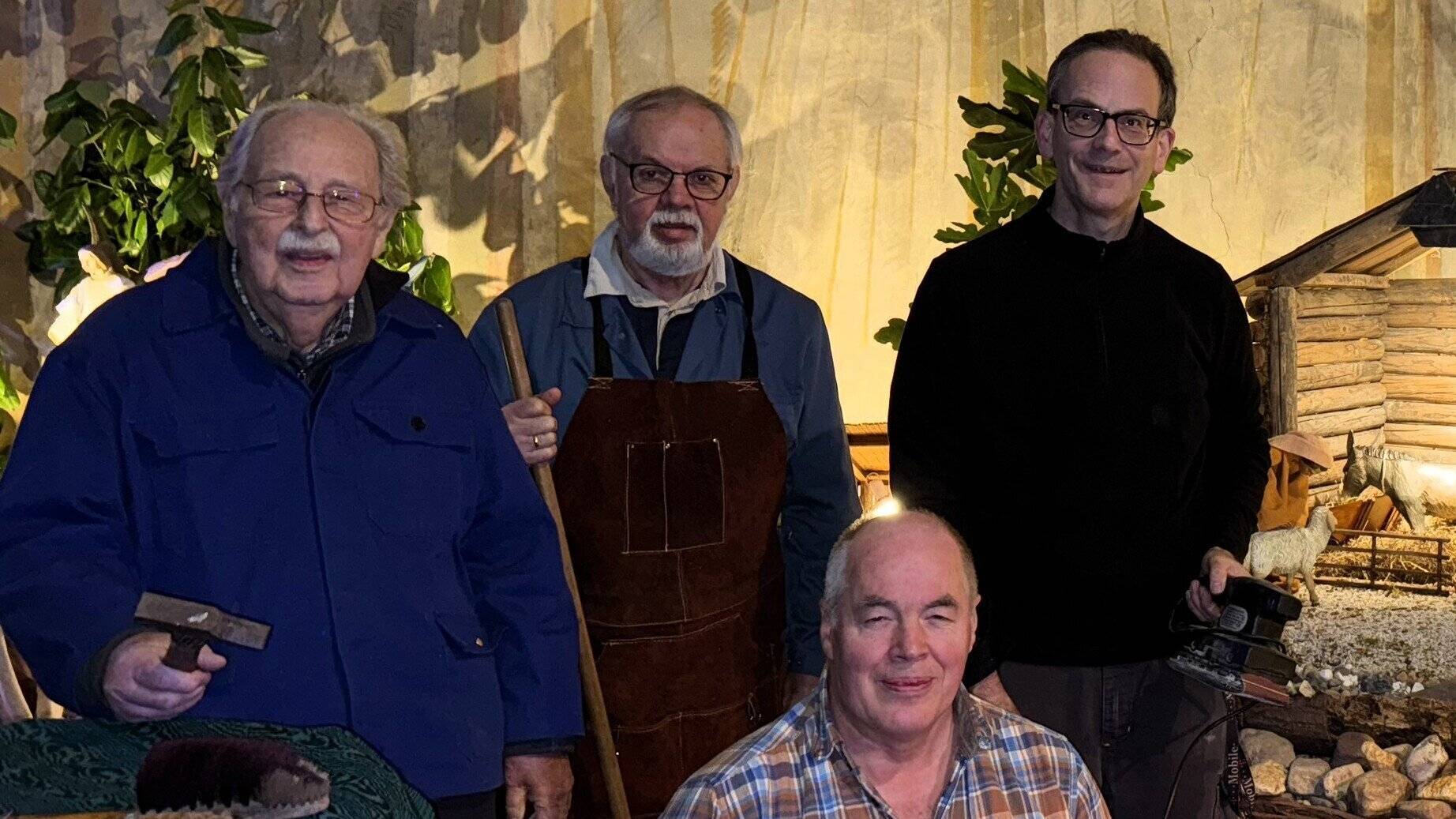  das Krippenbauteam des Fördervereins nach Abschluss der Aufbauarbeiten (von links nach rechts): Matthias Wahl, Helmut Ritter, Rainer Schmidt und Stephan Großsteinbeck. 
