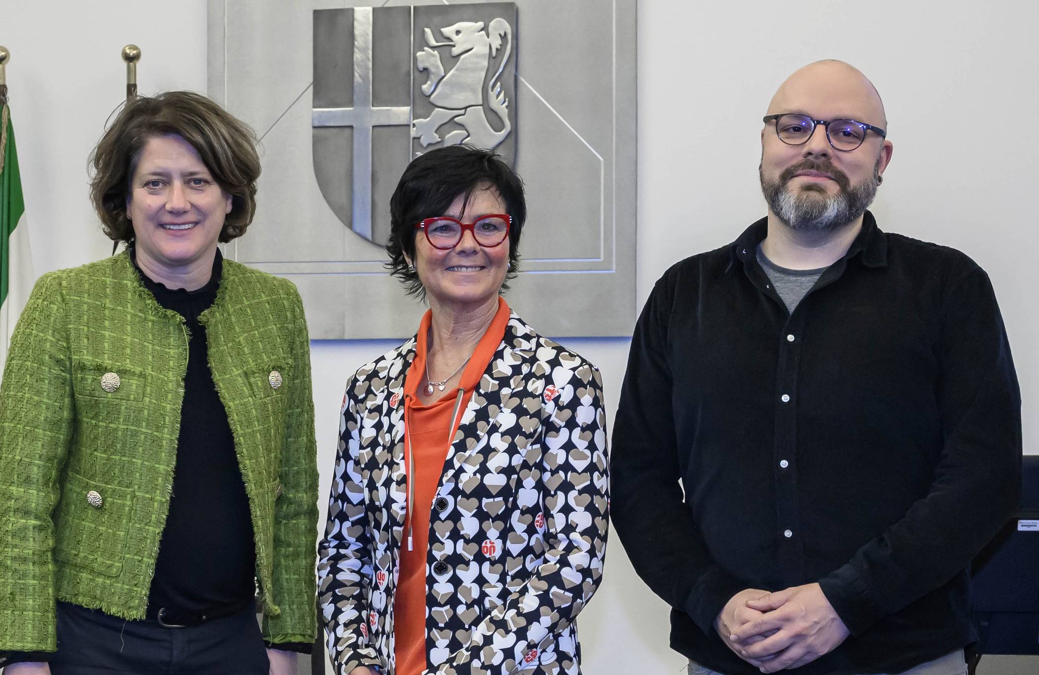 Landrätin Katharina Reinhold, AOK-Regionaldirektorin Marion Schröder und Florian Stoelk (Sprecher der psychosozialen Arbeitsgemeinschaft Sucht).