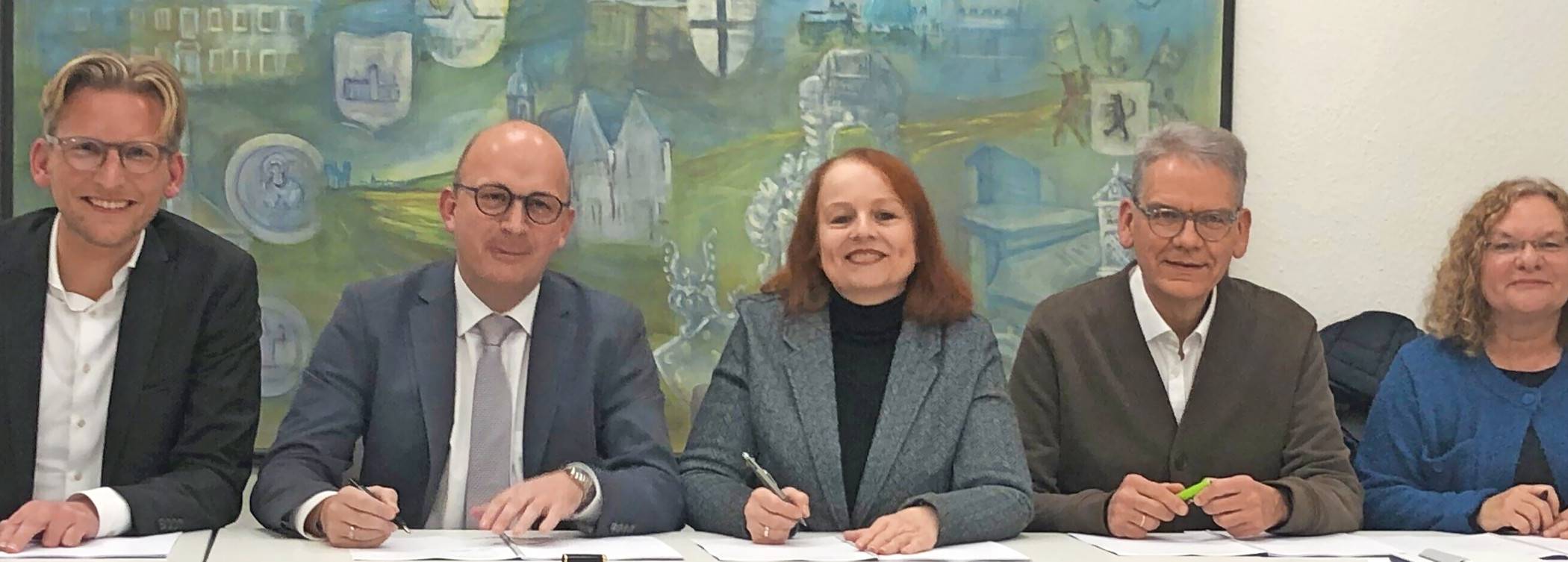  Kurz vor der ersten Ratssitzung wurde die Vereinbarung zum „Dialog-Bündnis“ unterzeichnet. Von links nach rechts: Daniel Rinkert (SPD), Markus Schumacher (FDP), Martina-Suermann-Igné („Mein GV“) sowie Peter Gehrmann und Renate Steinert (Doppelspitze der „Grünen“).  