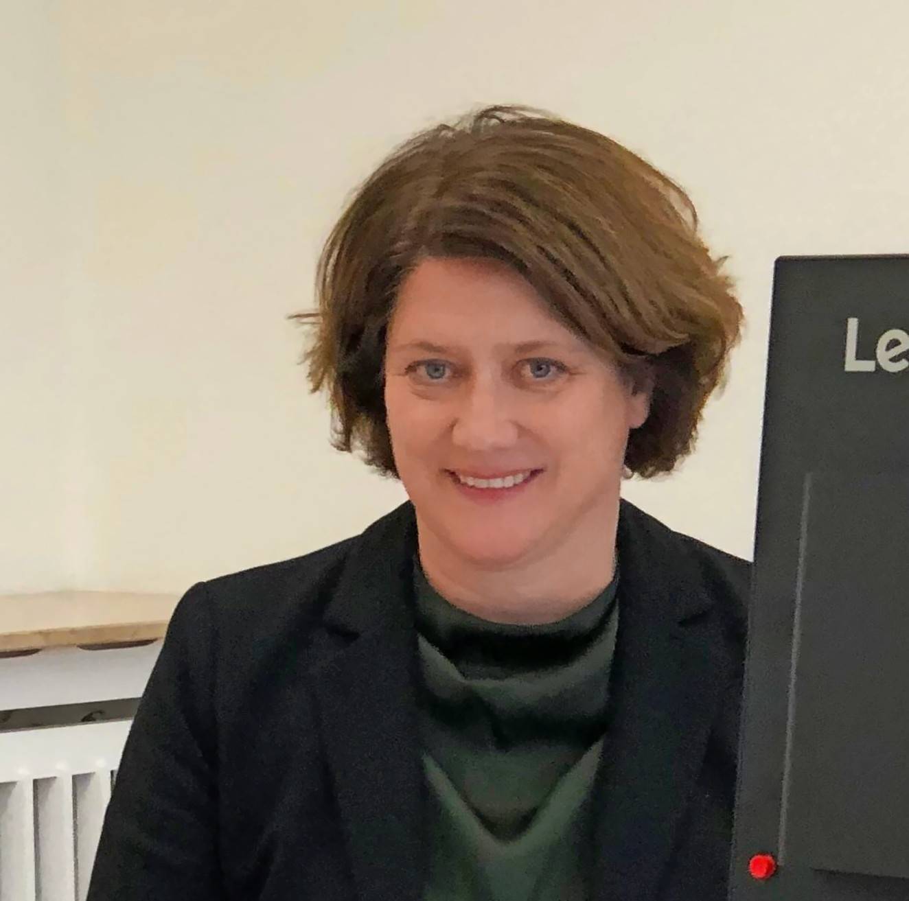 Katharina Reinhold an ihrem neuen Schreibtisch.