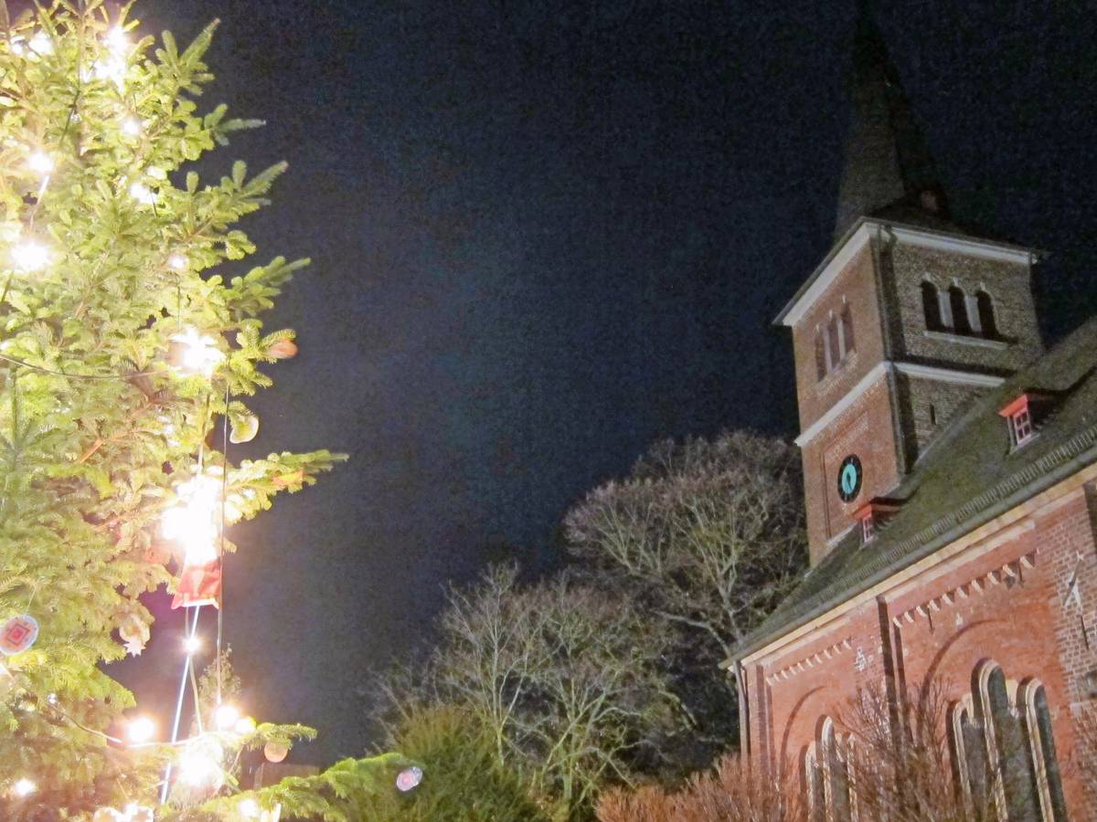 Morgen zieht ein warmes Leuchten ins winterlich-dunkle Neukirchen ein