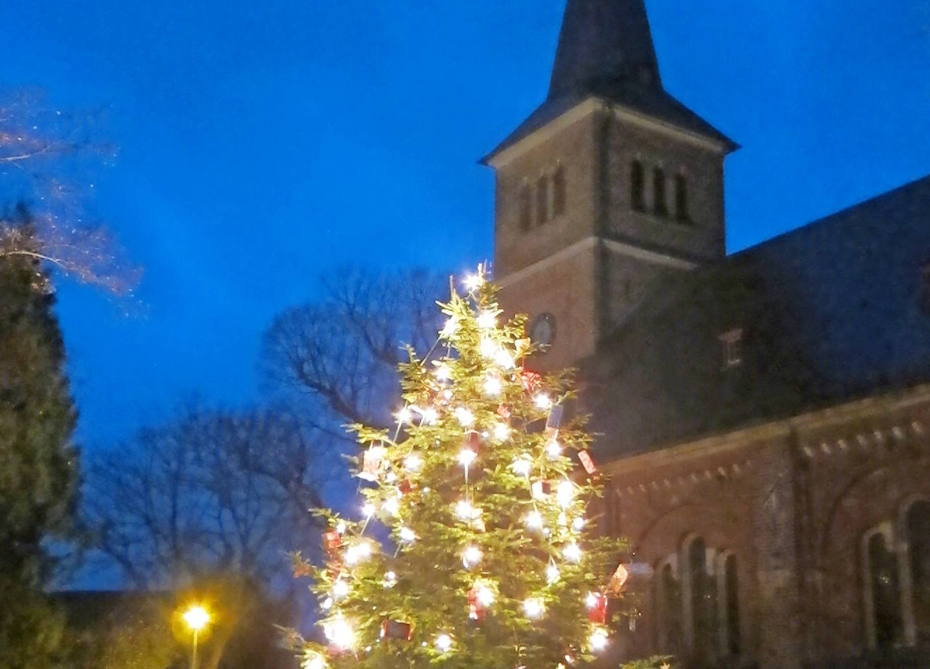 Ab morgen soll der Weihnachtsbaum im Ortsmittelpunkt bis nach den Festtagen leuchten und der Verein „Unser Neukirchen“ lädt zu diesem Anlass wieder die Bewohner des Ortes und der Umgebung ab 16.30 Uhr auf die Wiese an der Kirche ein.