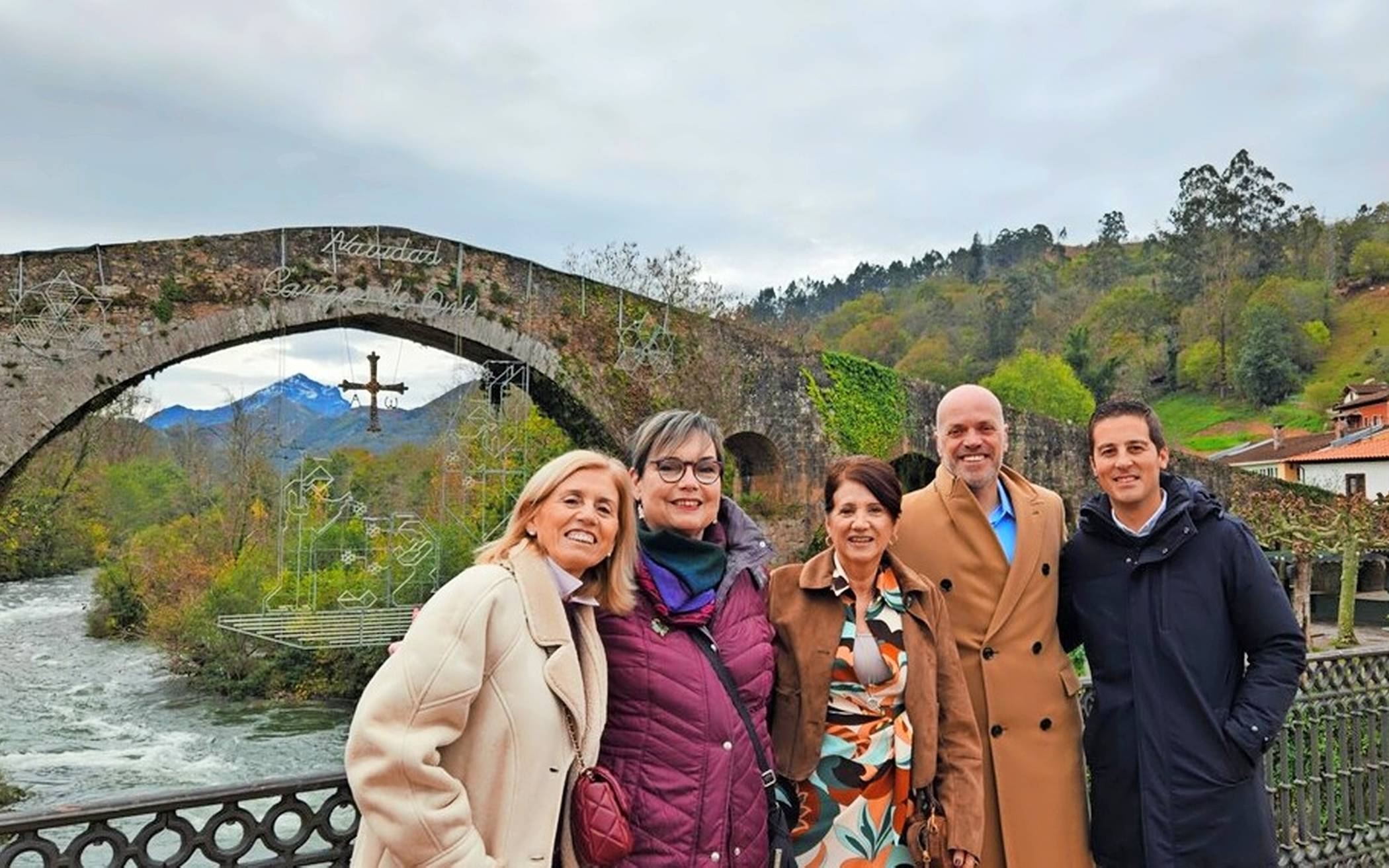 Mónica Gutiérrez, Luise Coenen, María del Carmen Rojo Gutiérrez, Klaus Krützen und Agustin Garcia vor der Römerbrücke.