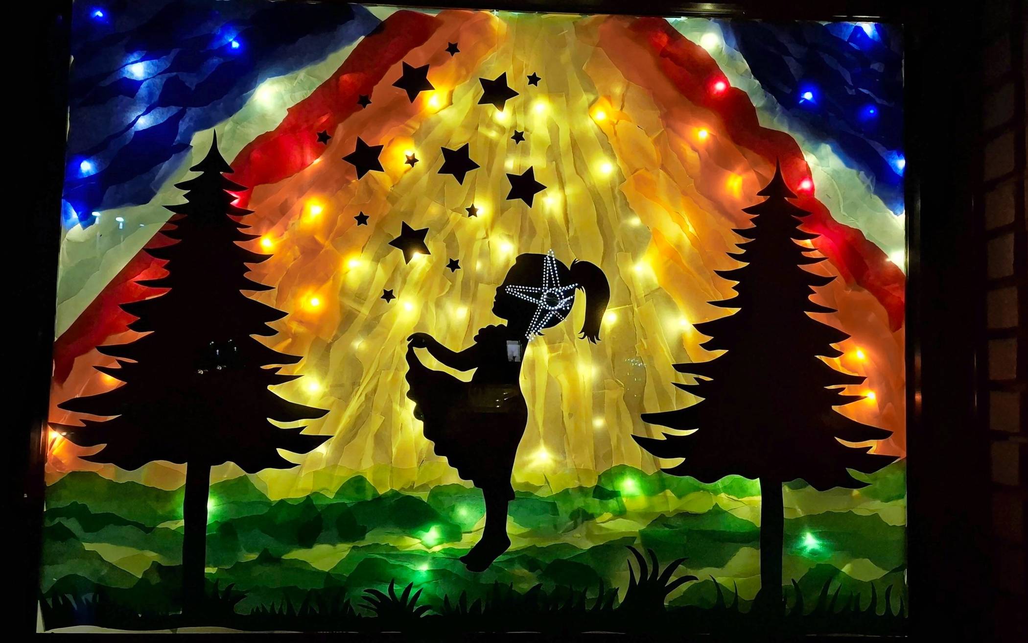  Liebevoll geschmückte Fenster mit weihnachtlichen Motiven erhellen den Advent.   