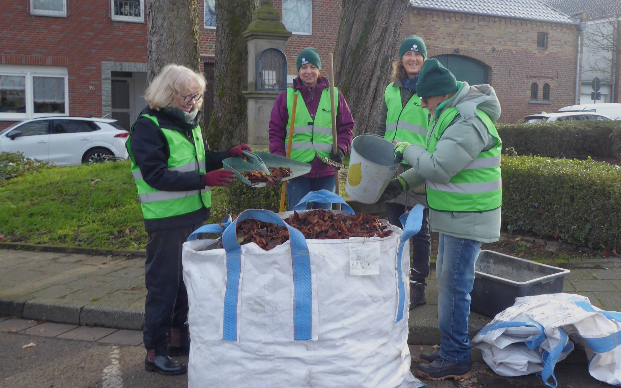 Das befallene Laub ist zusammengekehrt. &#x21e5;Foto: